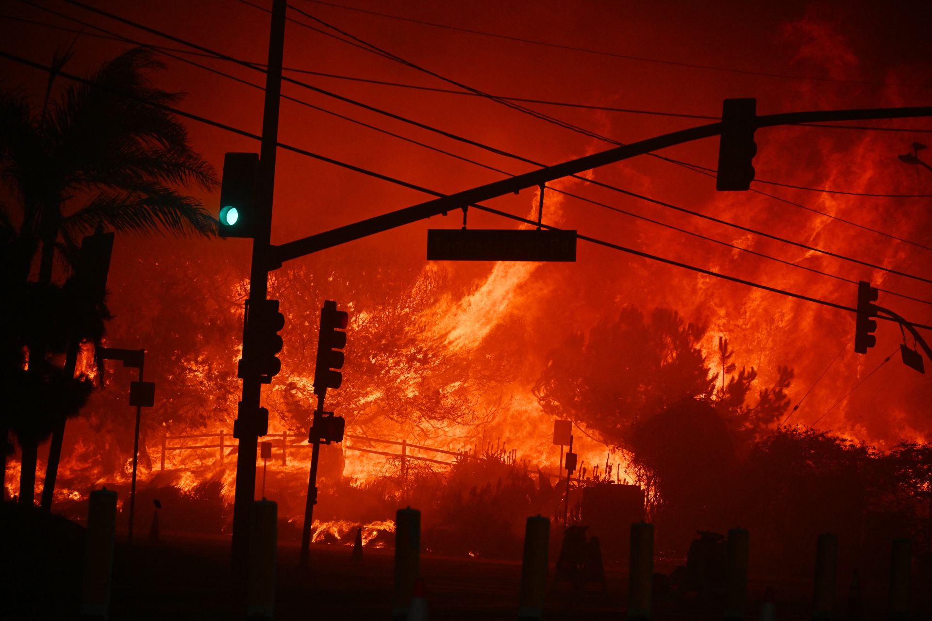 Un incendie intense provoque des milliers d'évacuations aux portes de Los Angeles