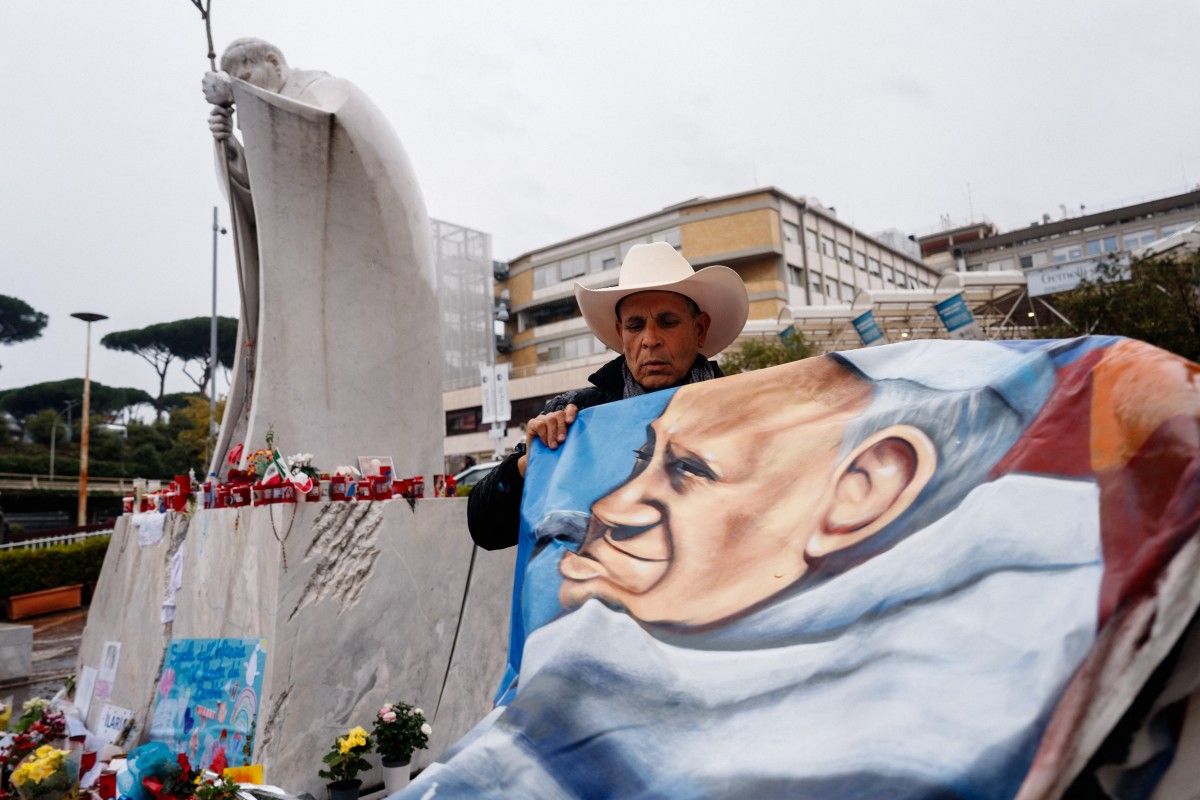 Roberto Márquez rend hommage au pape François avec une fresque à Rome