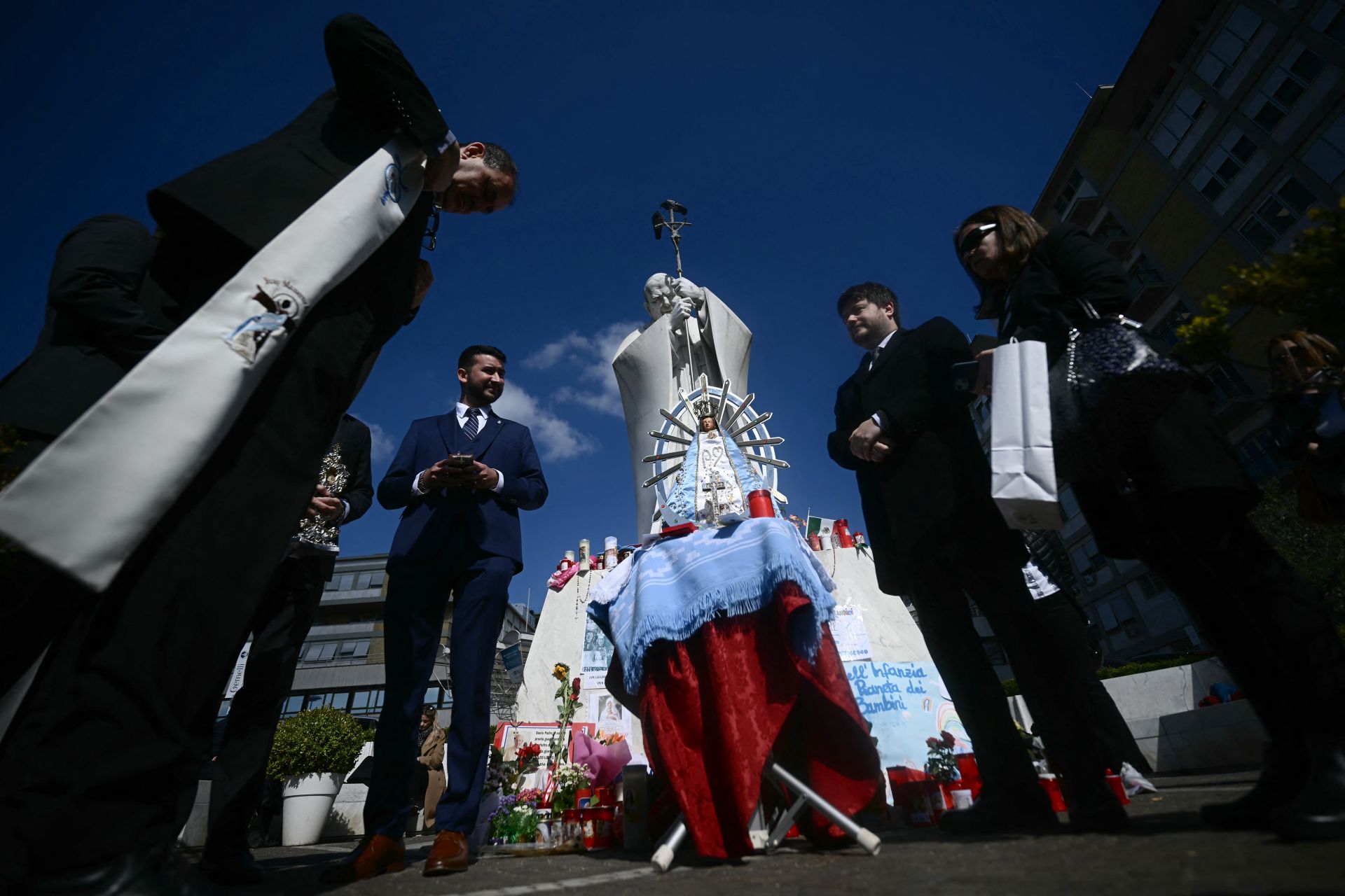 Le Carême débute sans le pape, hospitalisé dans un état stable