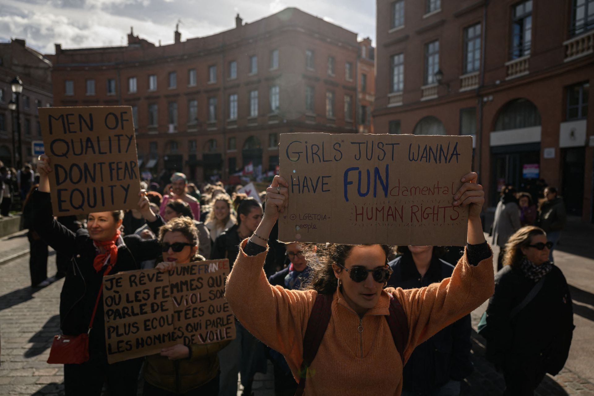 8 Mars: dans le monde, des femmes mobilisées contre les inégalités et la montée du \