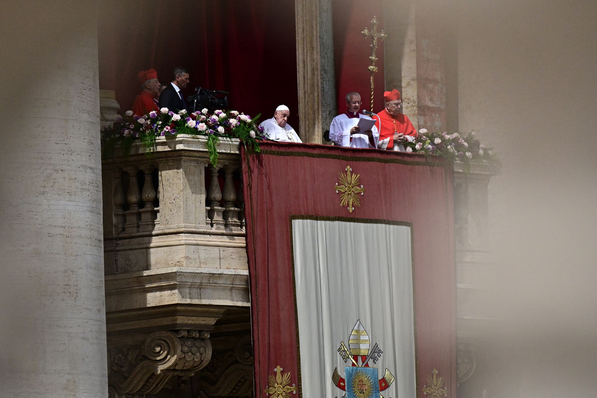 « Joyeuses Pâques », lance le pape au balcon de la basilique Saint-Pierre