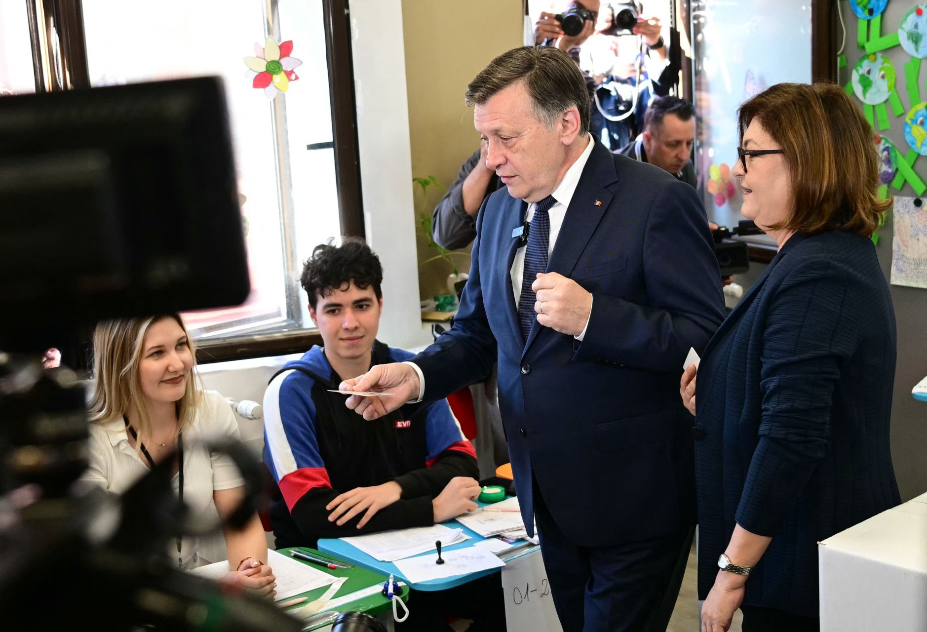 La Roumanie retourne aux urnes, l'extrême droite en tête des sondages