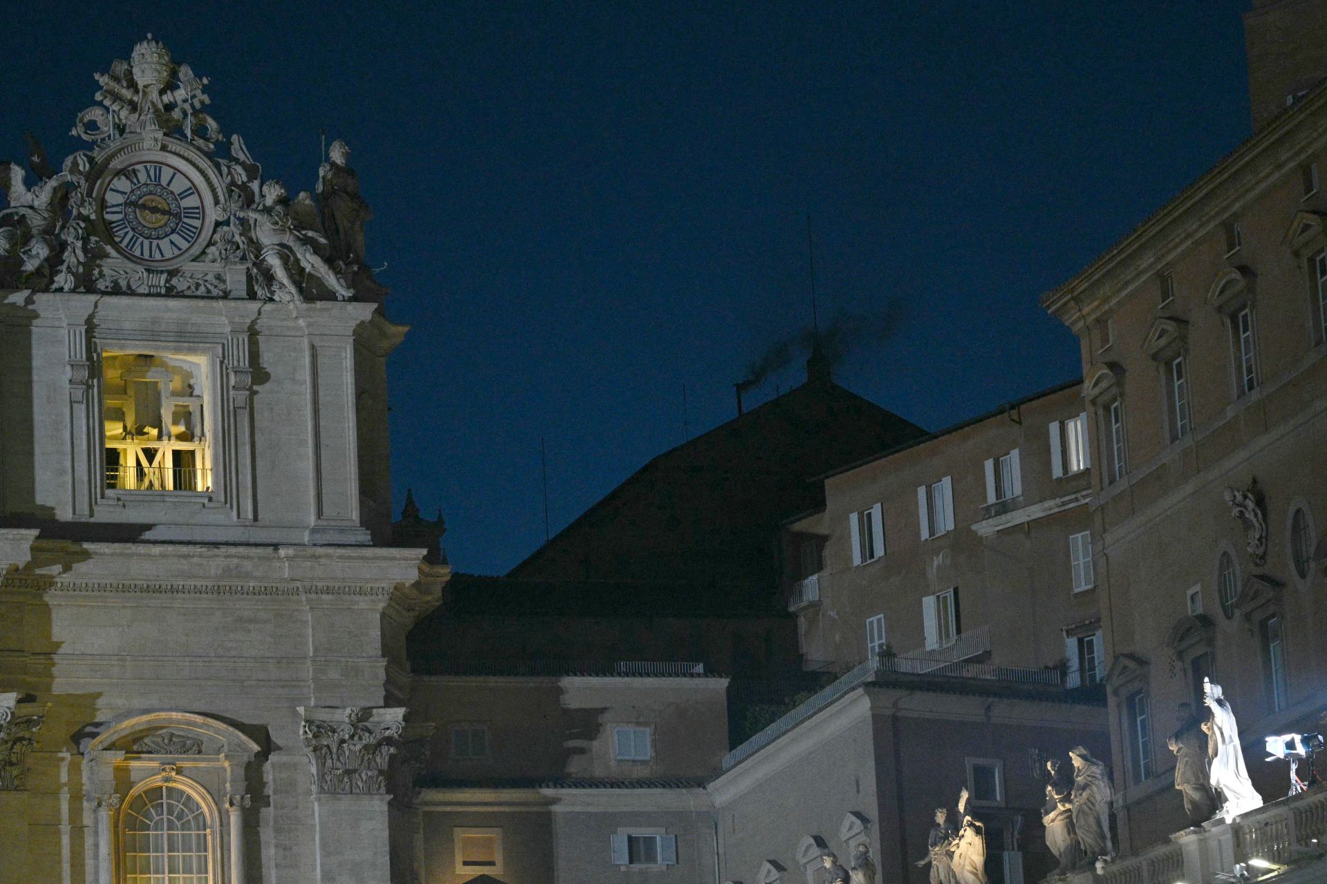 Fumée noire au Vatican, pas de pape après le premier jour du conclave