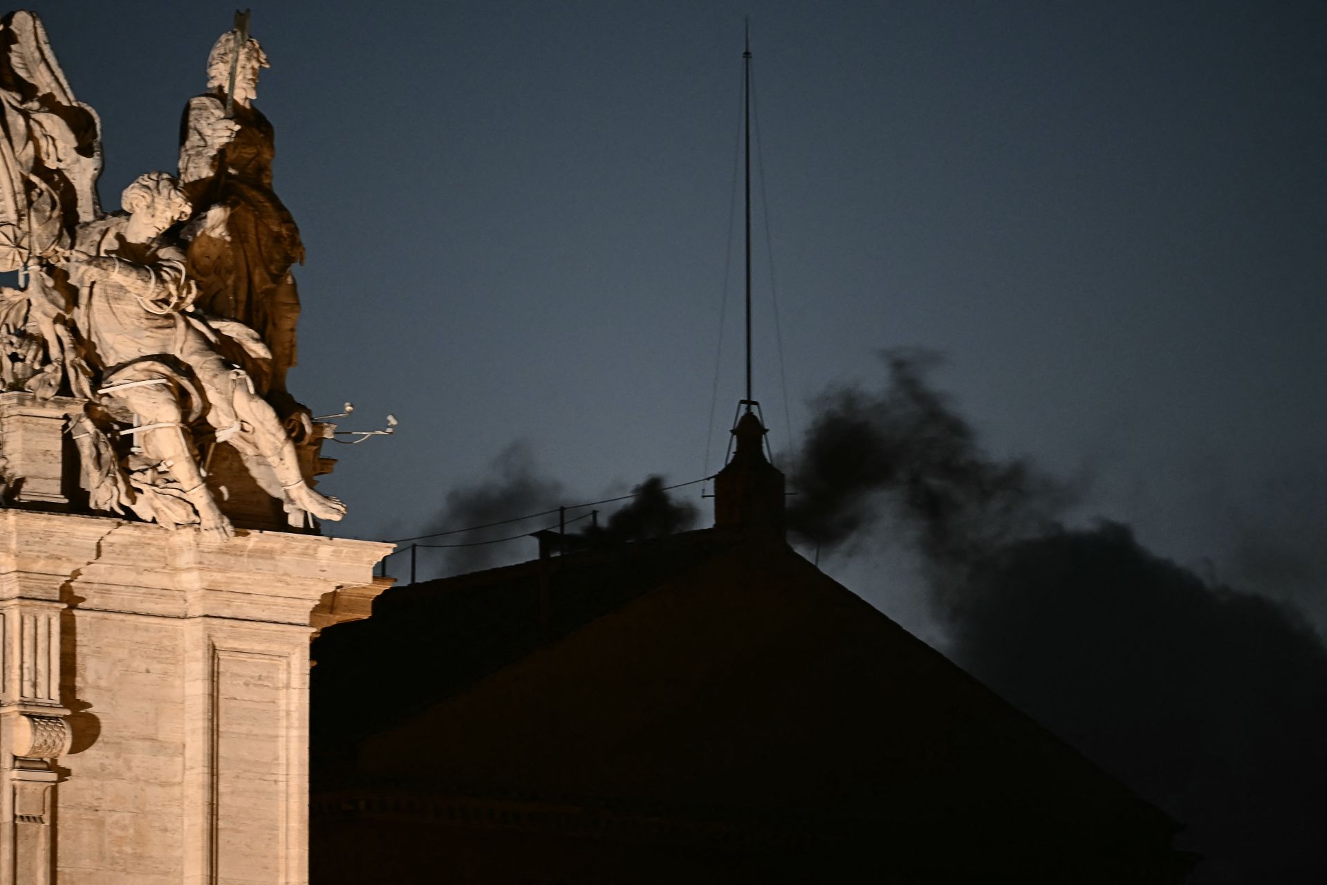 Deuxième jour de conclave au Vatican : l'attente d'une fumée blanche