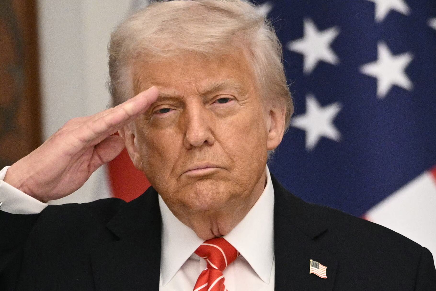 Trump et von der Leyen annoncent une prolongation de la pause dans les droits de douane pour l'UE