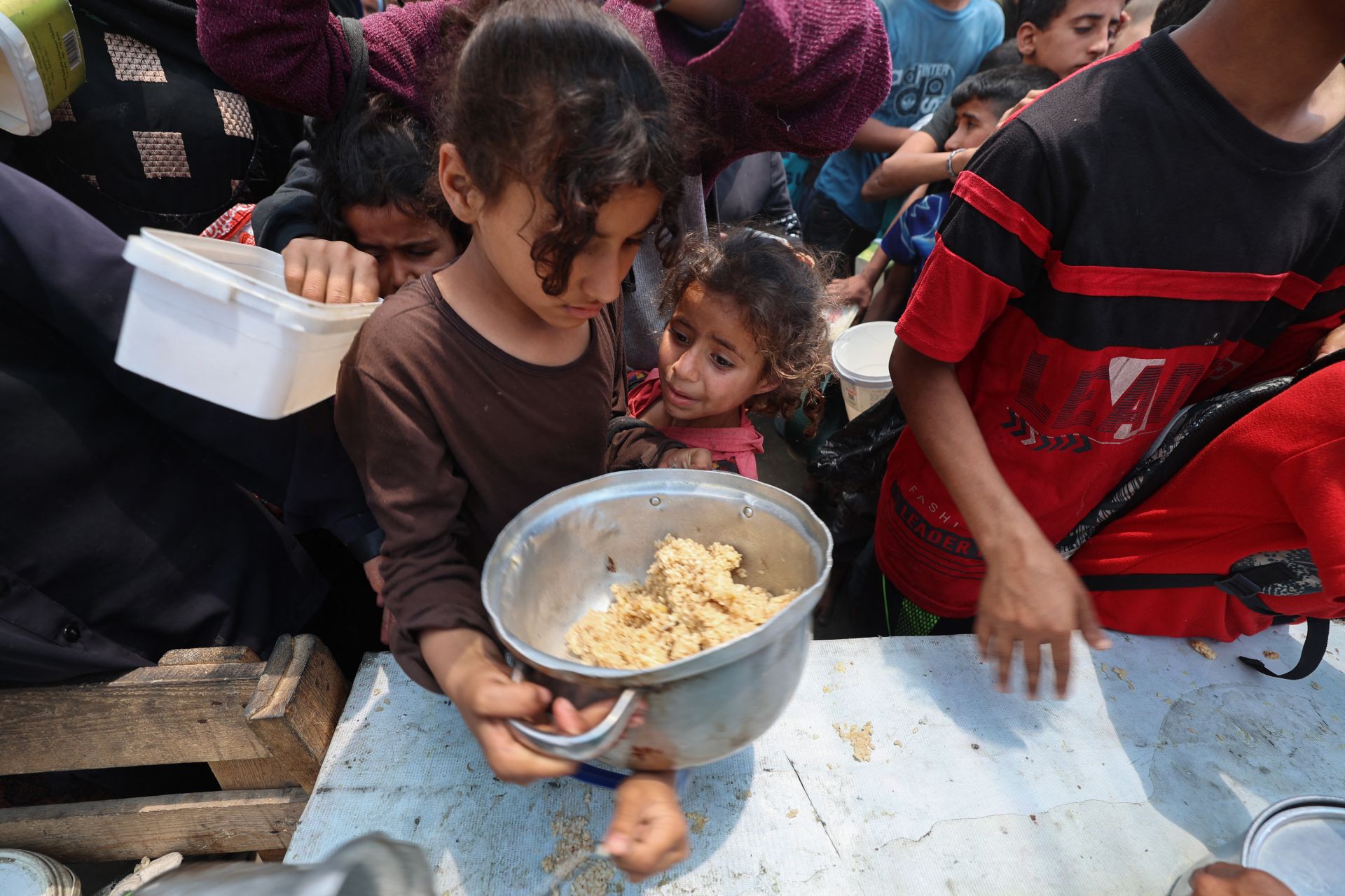 Gaza : 15 camions d’aide pillés, l’ONU dénonce une crise humanitaire \