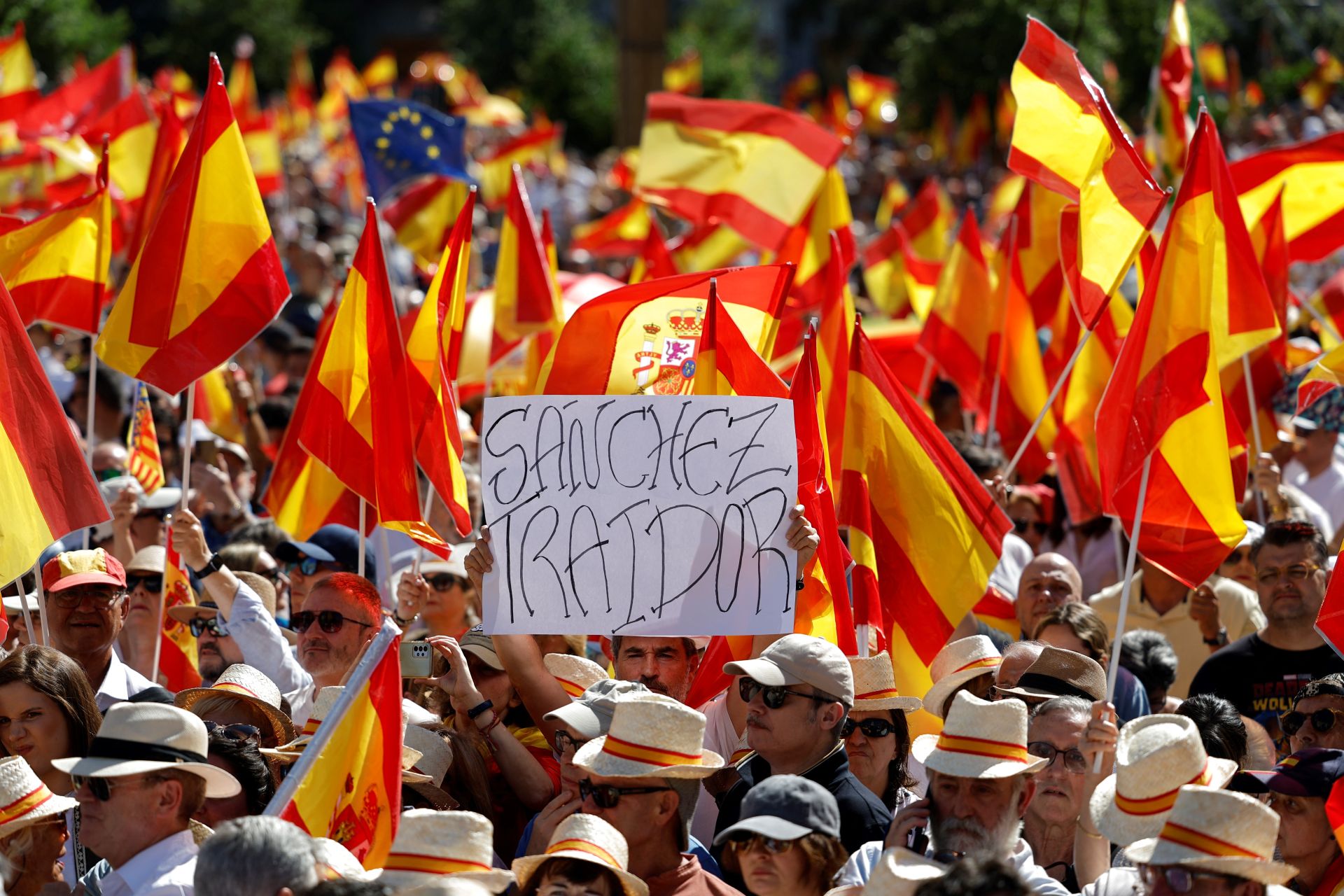 Espagne: grande manifestation contre Pedro Sanchez accusé de corruption