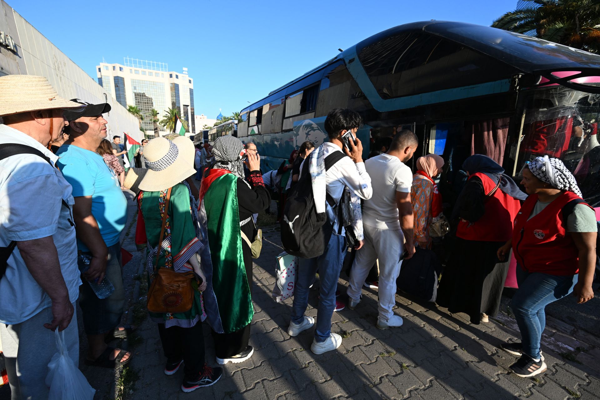 Départ de Tunisie d'une caravane de soutien au peuple palestinien voulant rejoindre Gaza