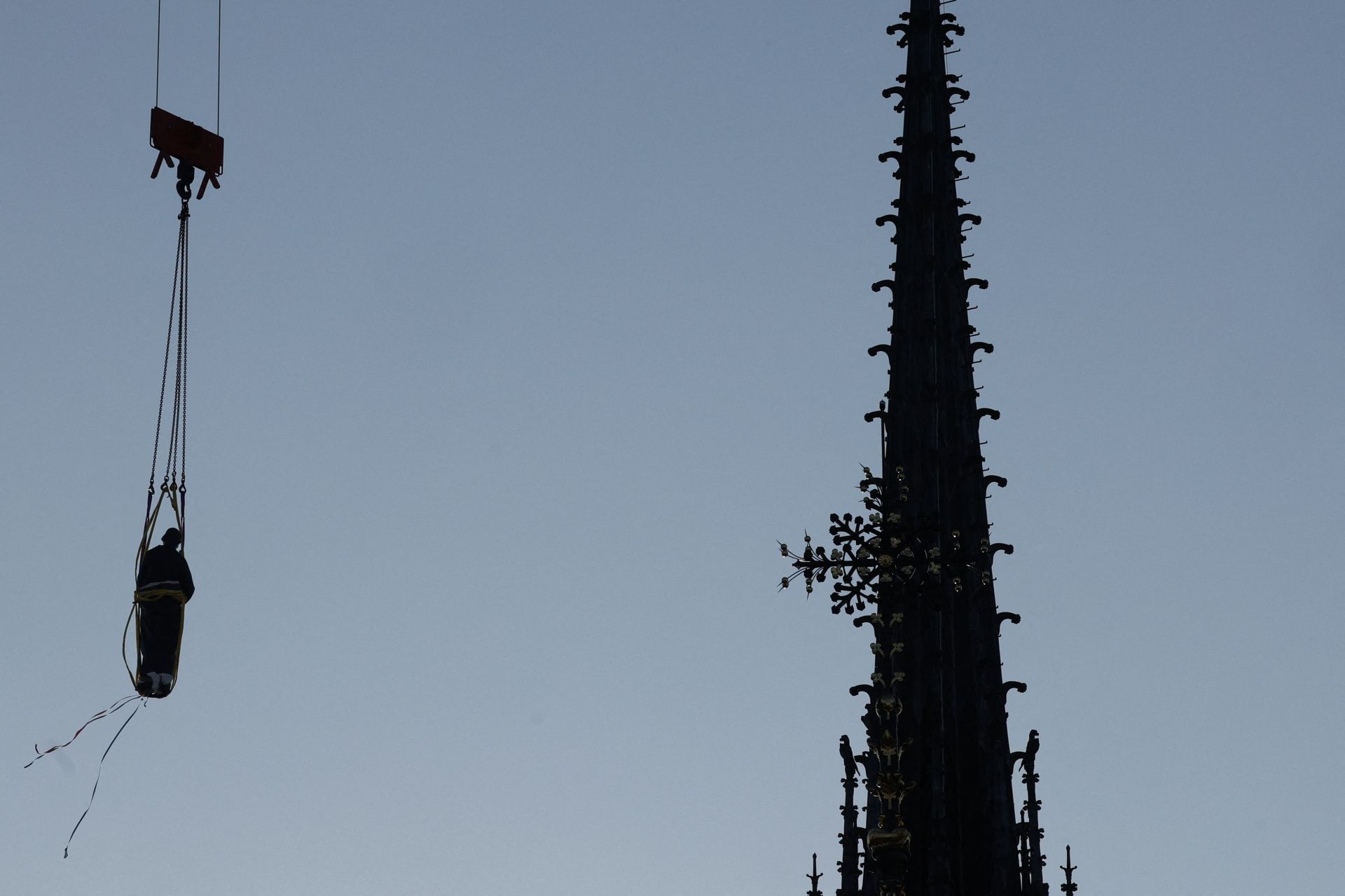 Notre-Dame retrouve sa première statue d’apôtre restaurée