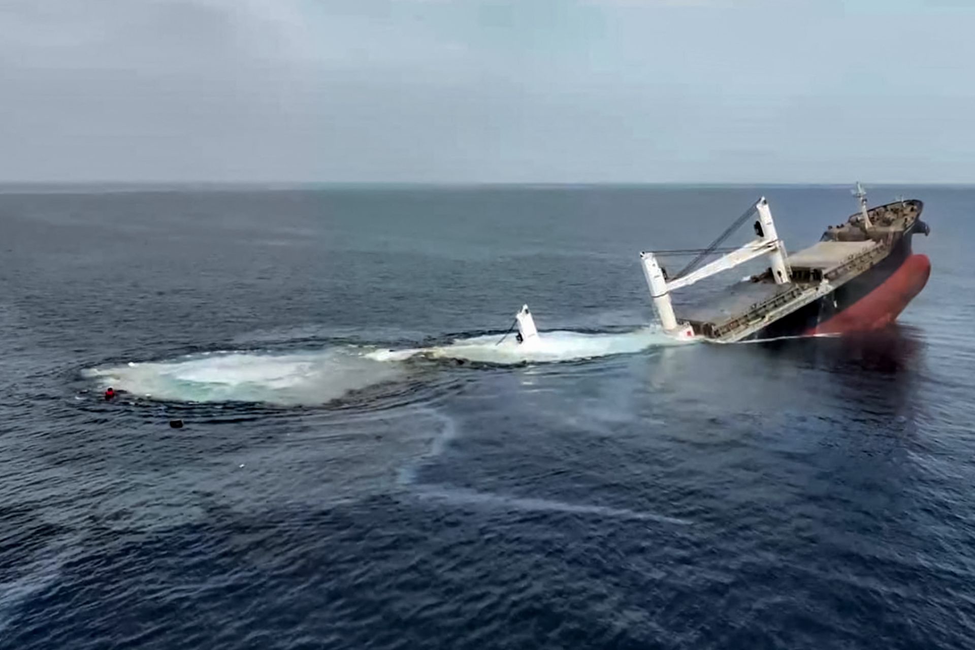 Mer Rouge : un cargo coulé par les Houthis, quatre membres d’équipage présumés morts