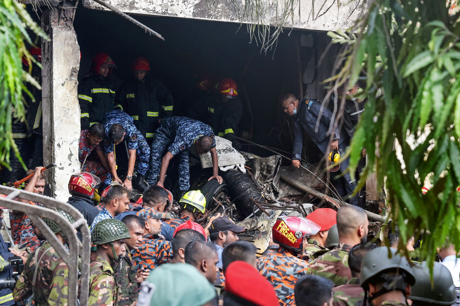 Bangladesh: un avion de l'armée s'écrase sur une école, au moins 16 morts