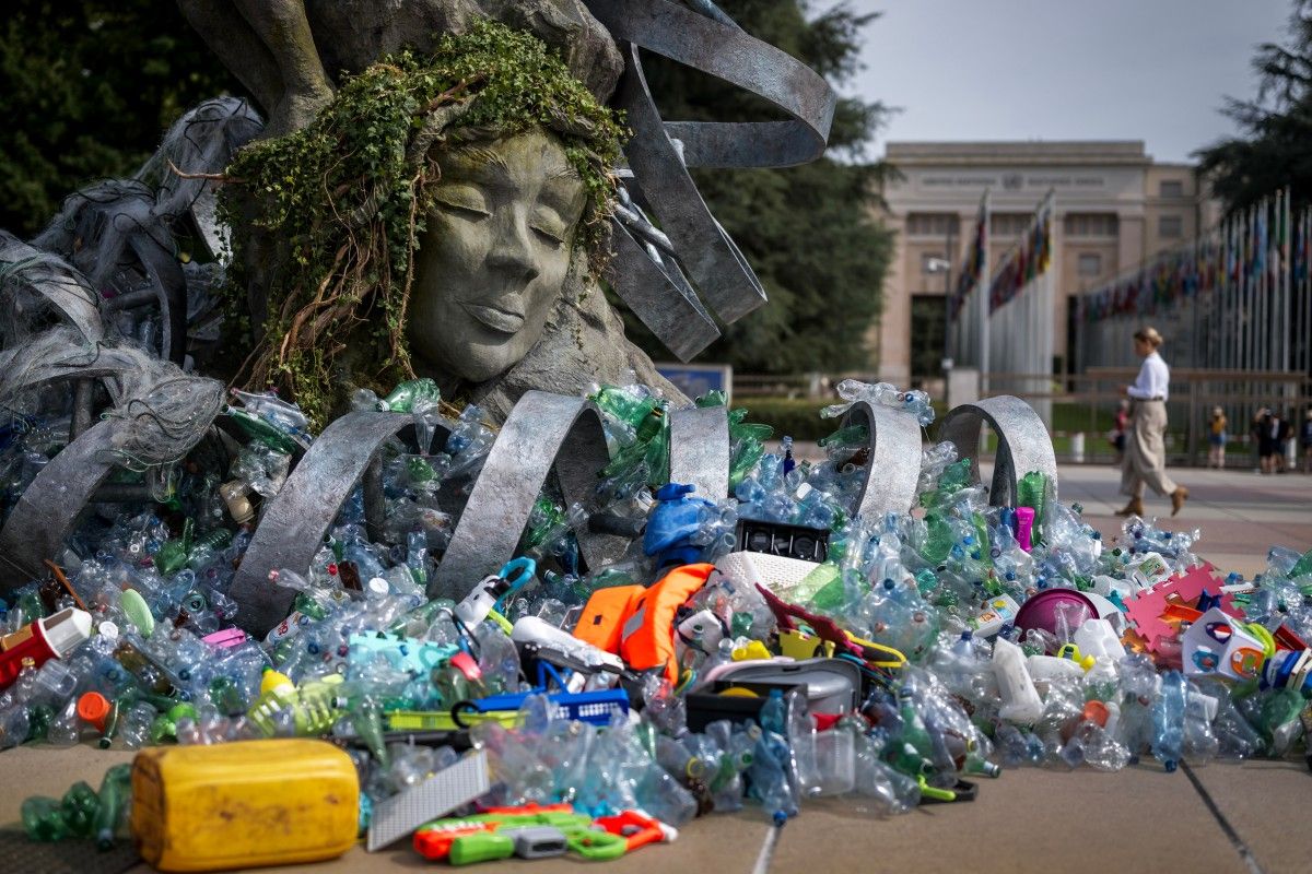 «Le Penseur» de Rodin revisité et englouti à Genève: l’art face au plastique