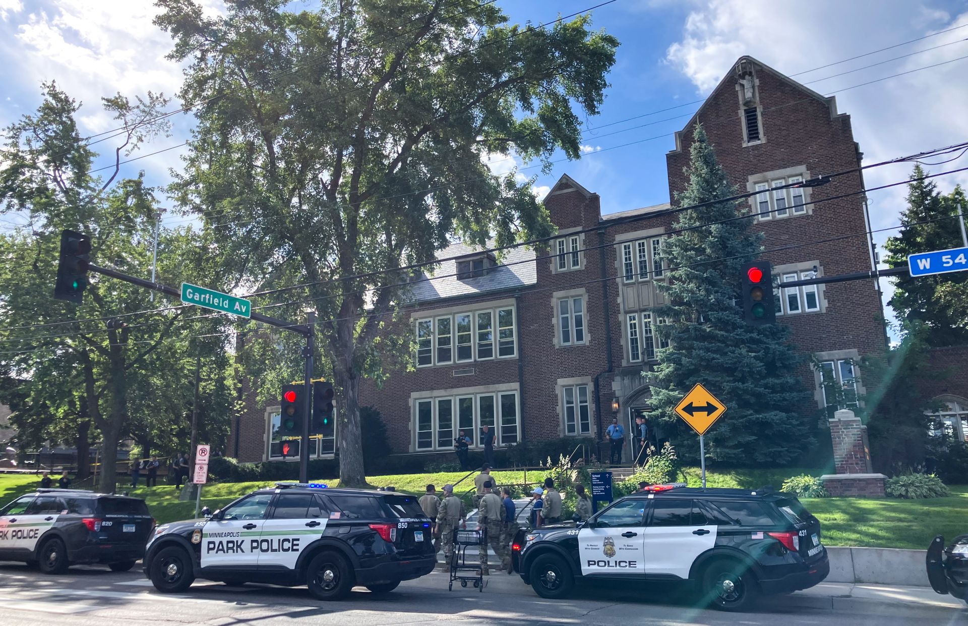 Un tireur tue deux écoliers et en blesse 14 autres dans une église à Minneapolis