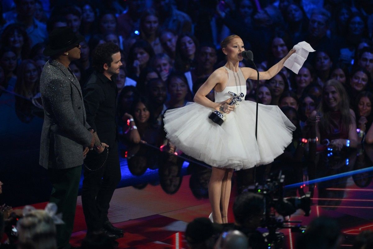 Ariana Grande triomphe aux MTV Video Music Awards