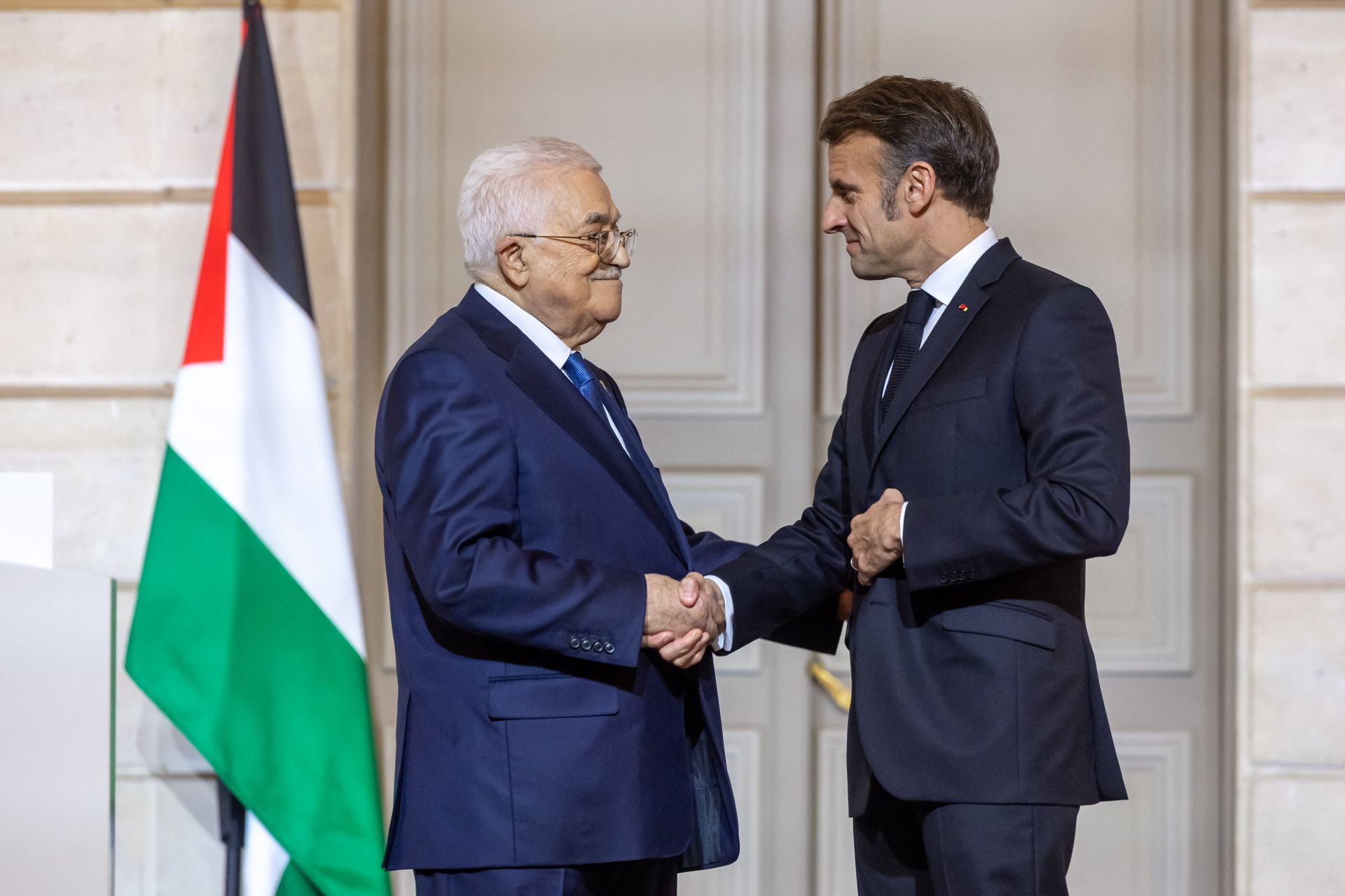 Abbas renouvelle sa promesse d'élections, Macron hausse le ton sur la colonisation