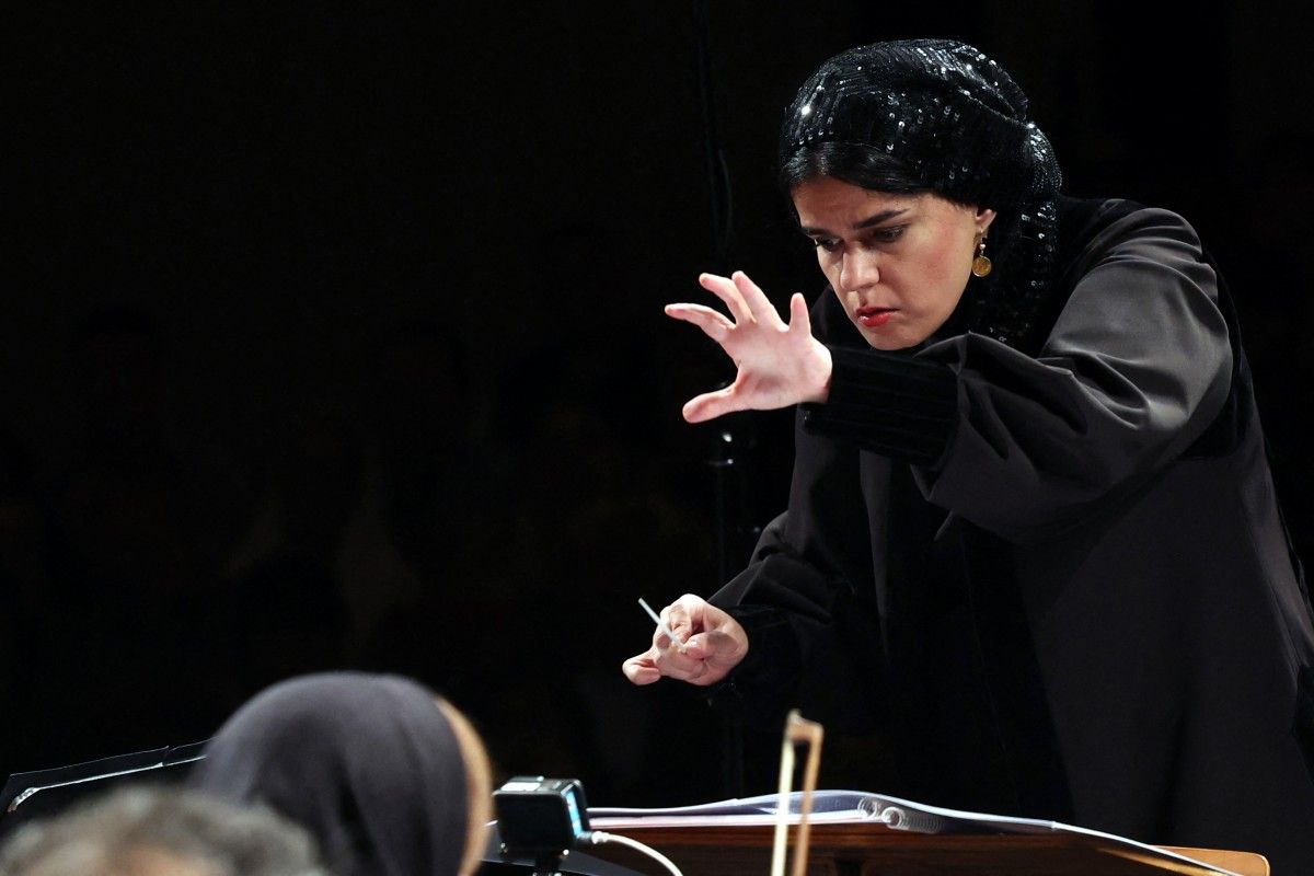 Paniz Faryoussefi: la première femme à diriger un orchestre symphonique en Iran 