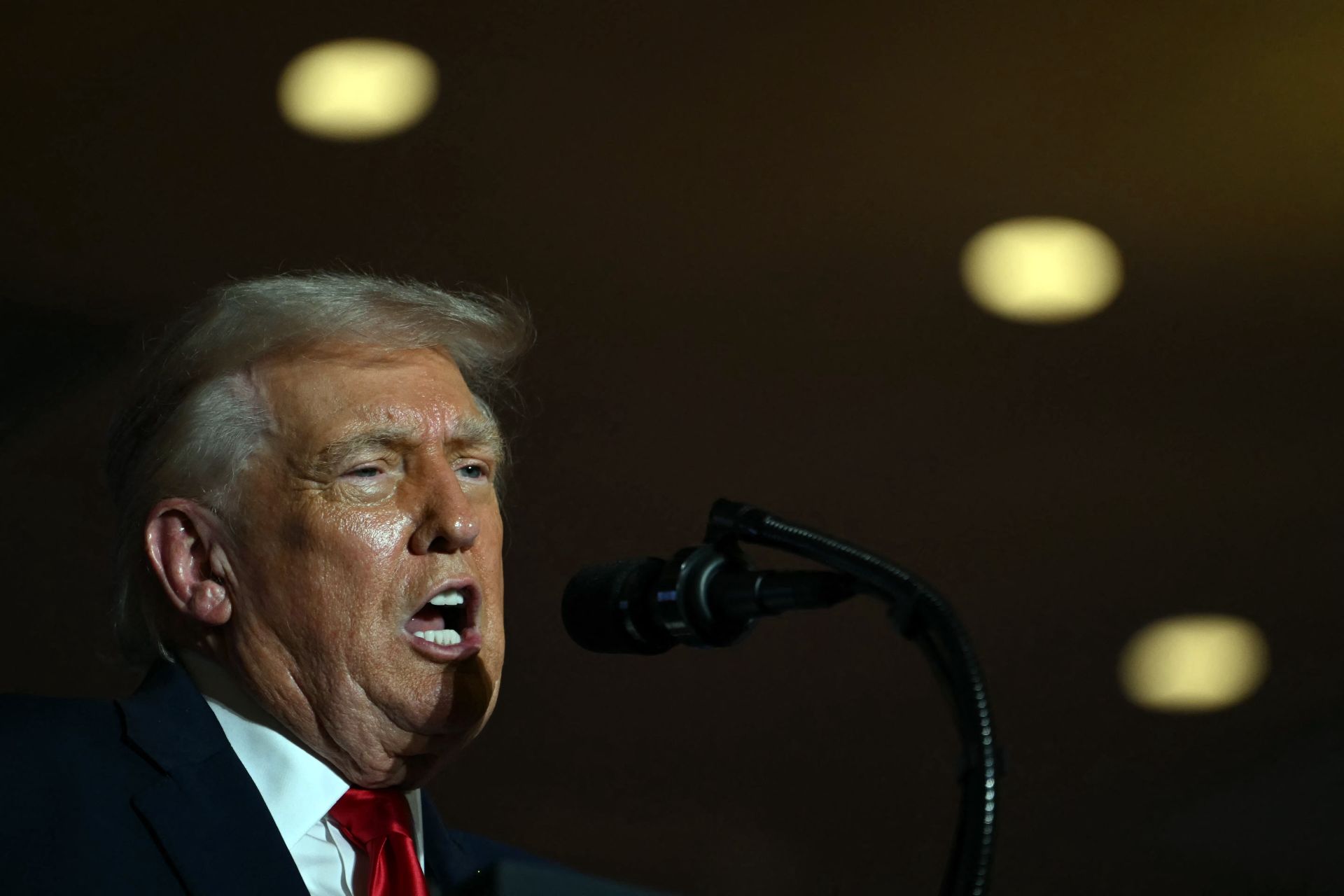 Trump «extrêmement frustré» par l'Ukraine et la Russie, veut «des actes» pour la paix