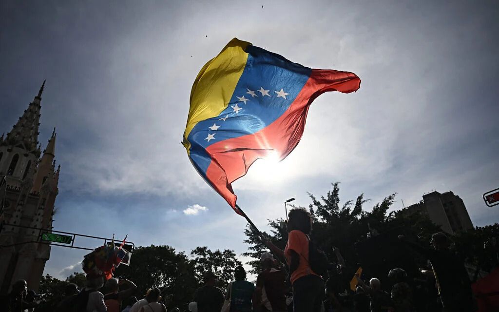 Intérim, continuité chaviste et bâton de Trump: qui dirige le Venezuela? 