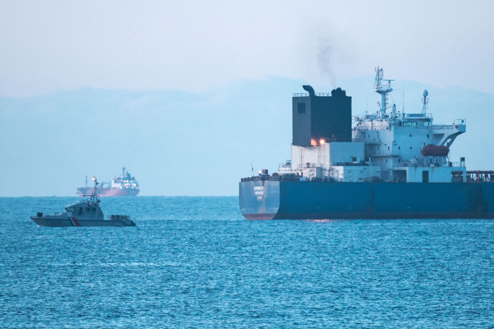 La marine et la justice françaises poursuivent la chasse aux pétroliers fantômes russes