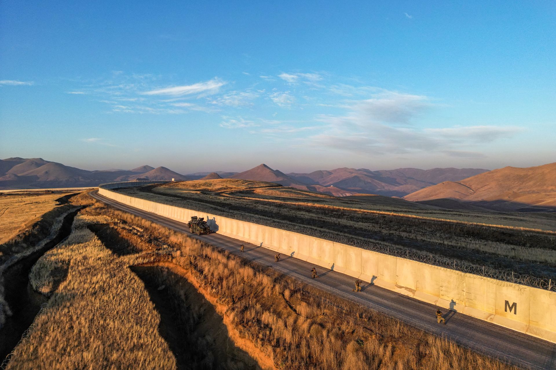 La Turquie offre sa médiation à l'Iran, mais prépare sa frontière