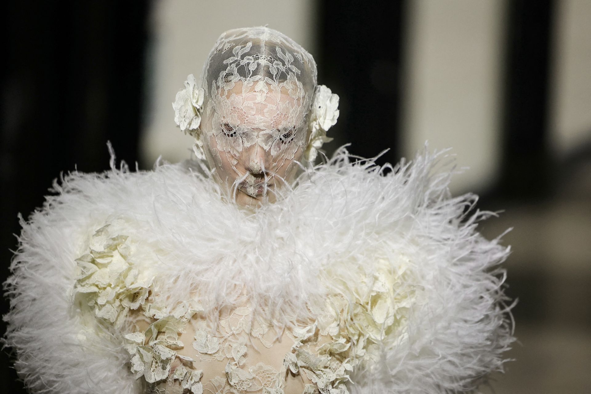 À Paris, Germanier clôture la semaine de la haute couture avec une collection colorée et upcyclée