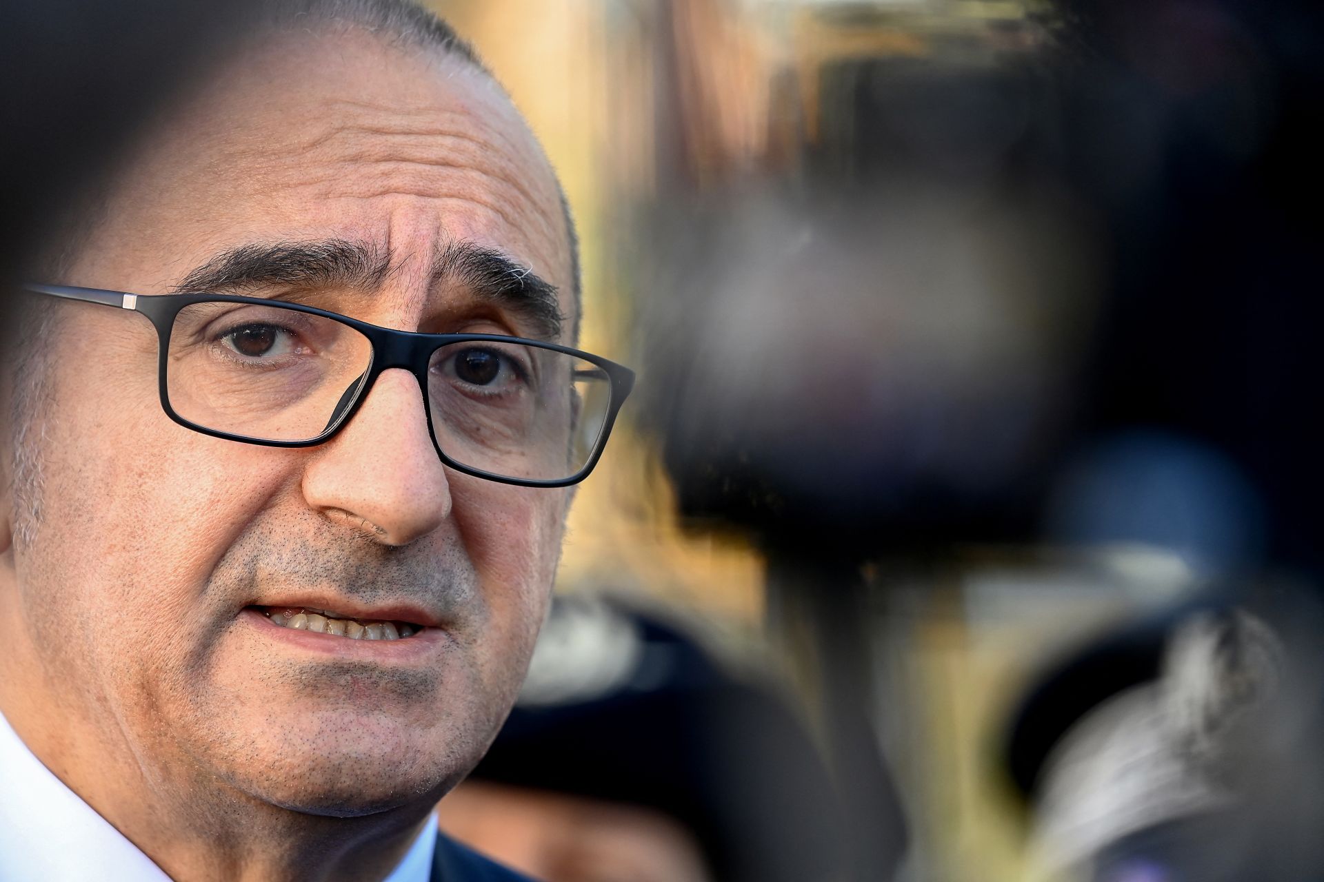 Le ministre français de l'Intérieur en Algérie pour tenter de renouer les liens