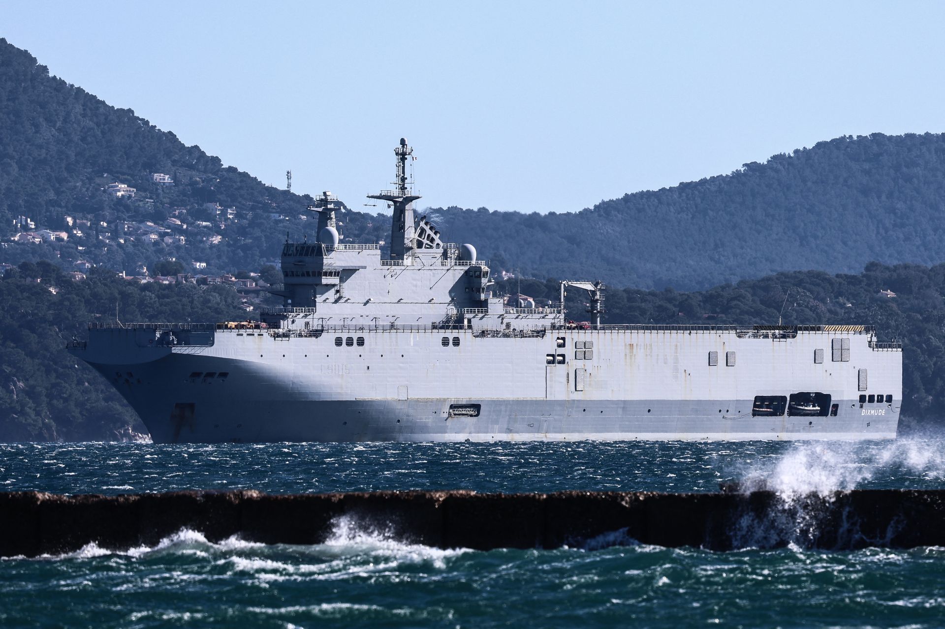 Guerre au Moyen-Orient: la France déploie un porte-hélicoptères amphibie en Méditerranée