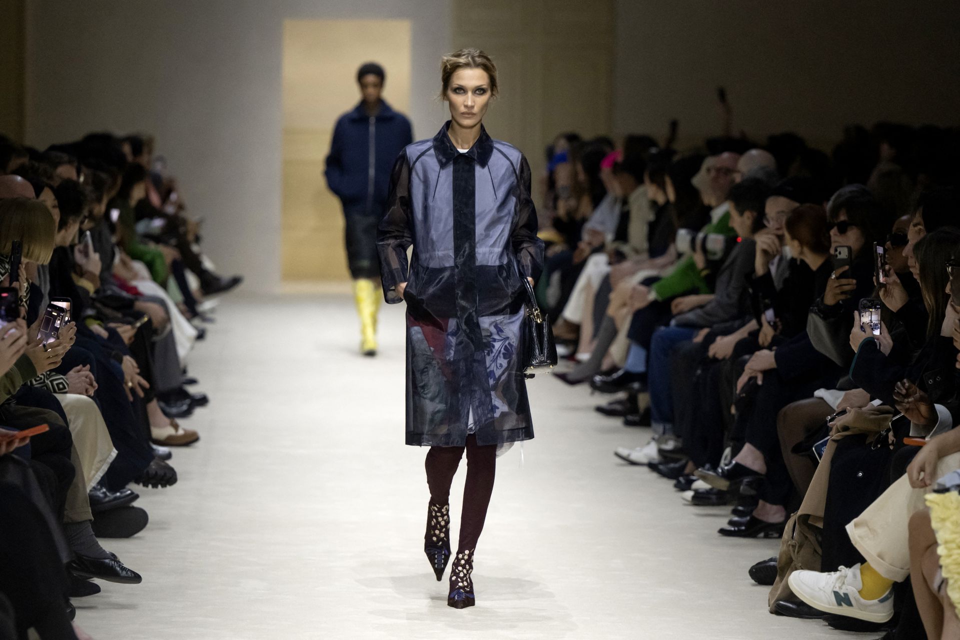 Fashion Week de Milan: fausses fourrures et découpes surprenantes chez Prada