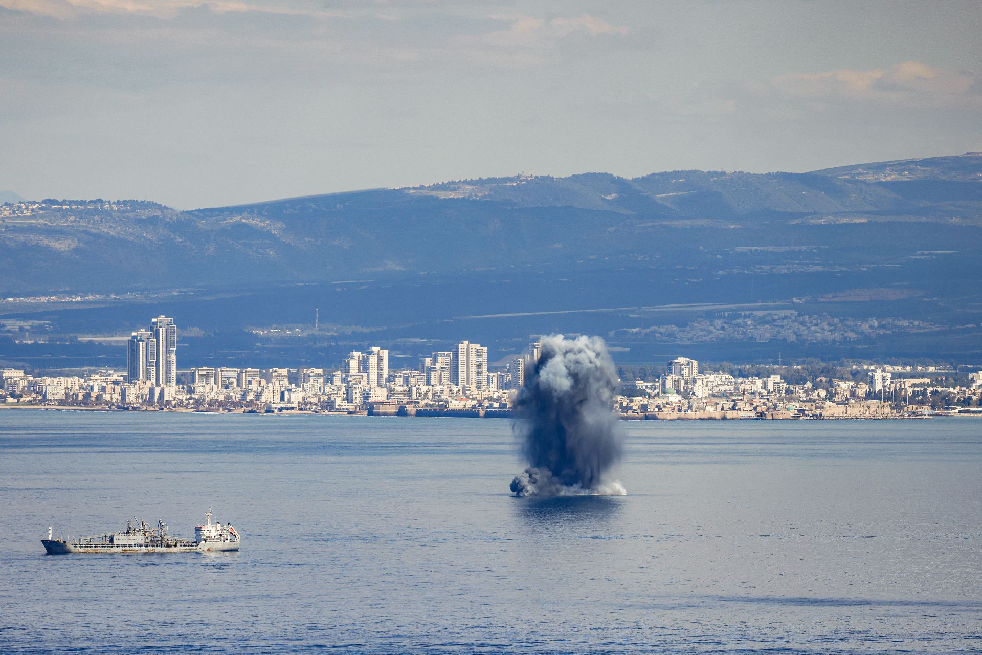 Frappes israélo-américaines contre l'Iran, qui riposte par des salves de missiles dans la région