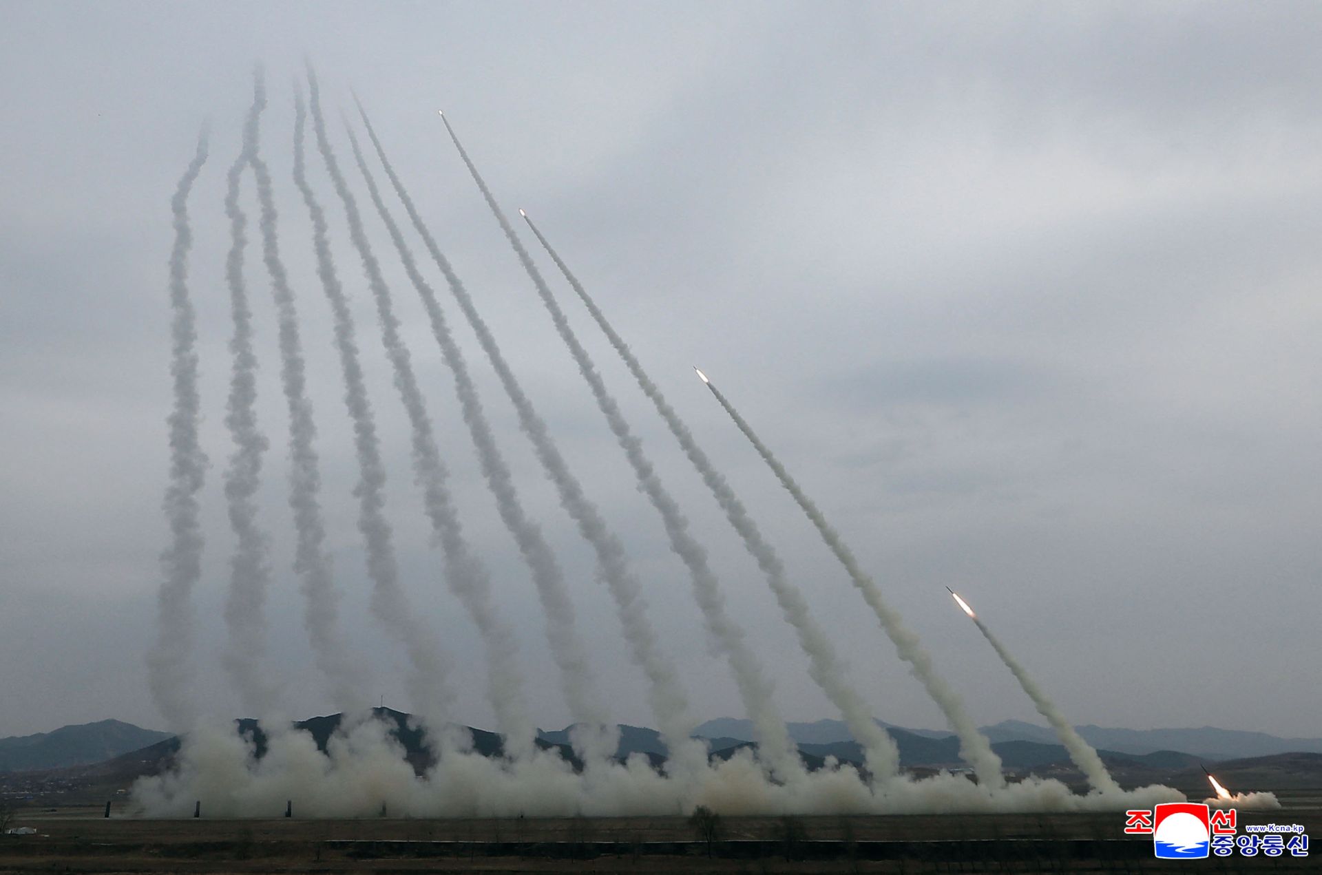 La Corée du Nord procède à un exercice avec des lance-roquettes multiples de 600 mm