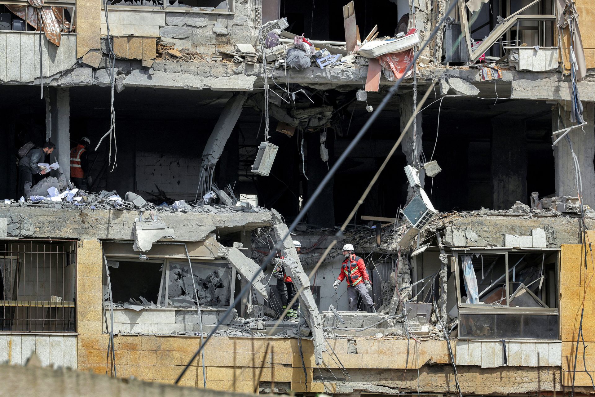 Un militaire libanais et des Casques bleus tués, nouveaux raids sur la banlieue sud