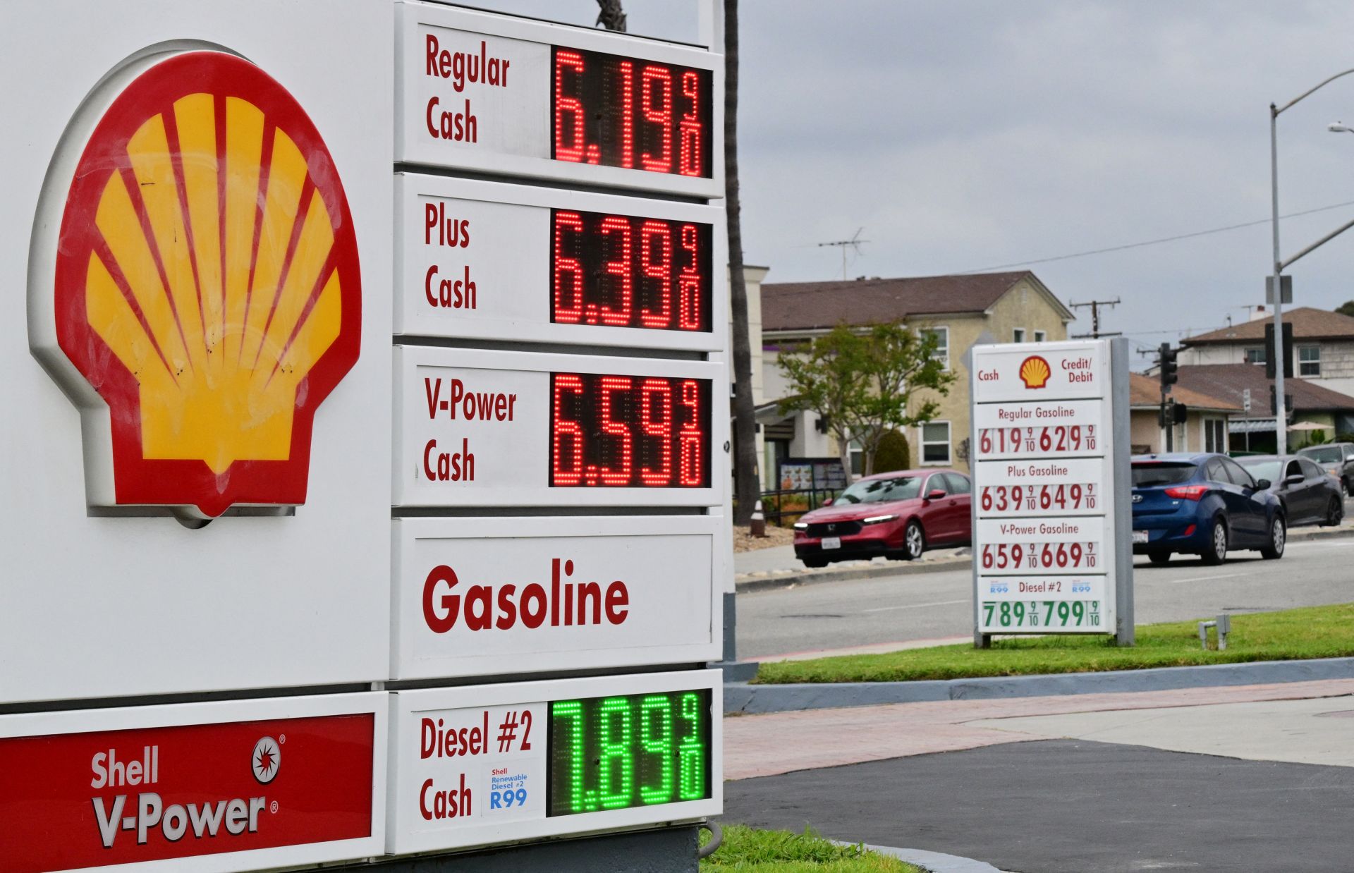 USA: les prix à la pompe tirent les dépenses de consommation, qui ralentit par ailleurs