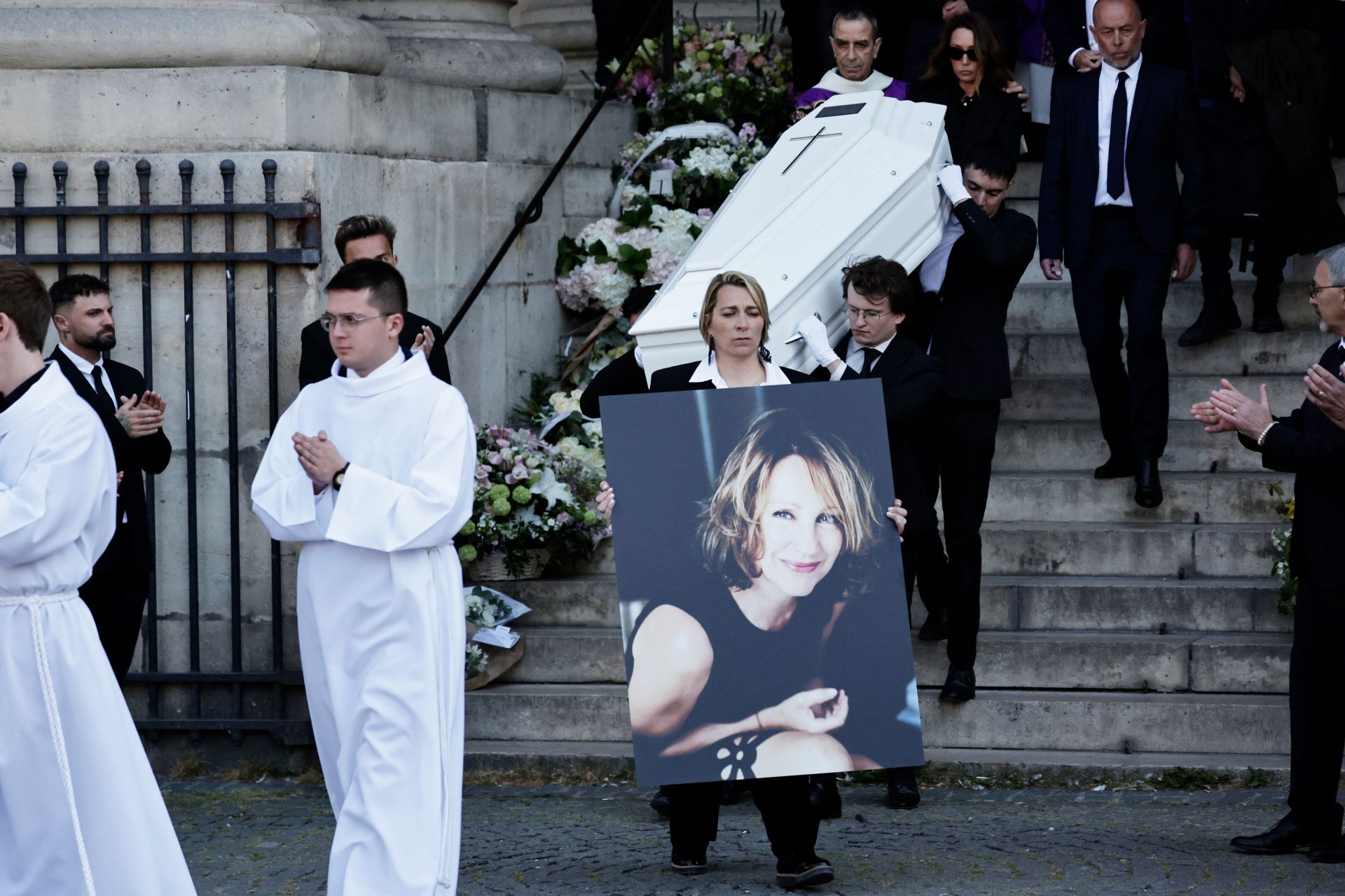 Le monde du cinéma et des centaines d'anonymes rendent un ultime hommage à Nathalie Baye