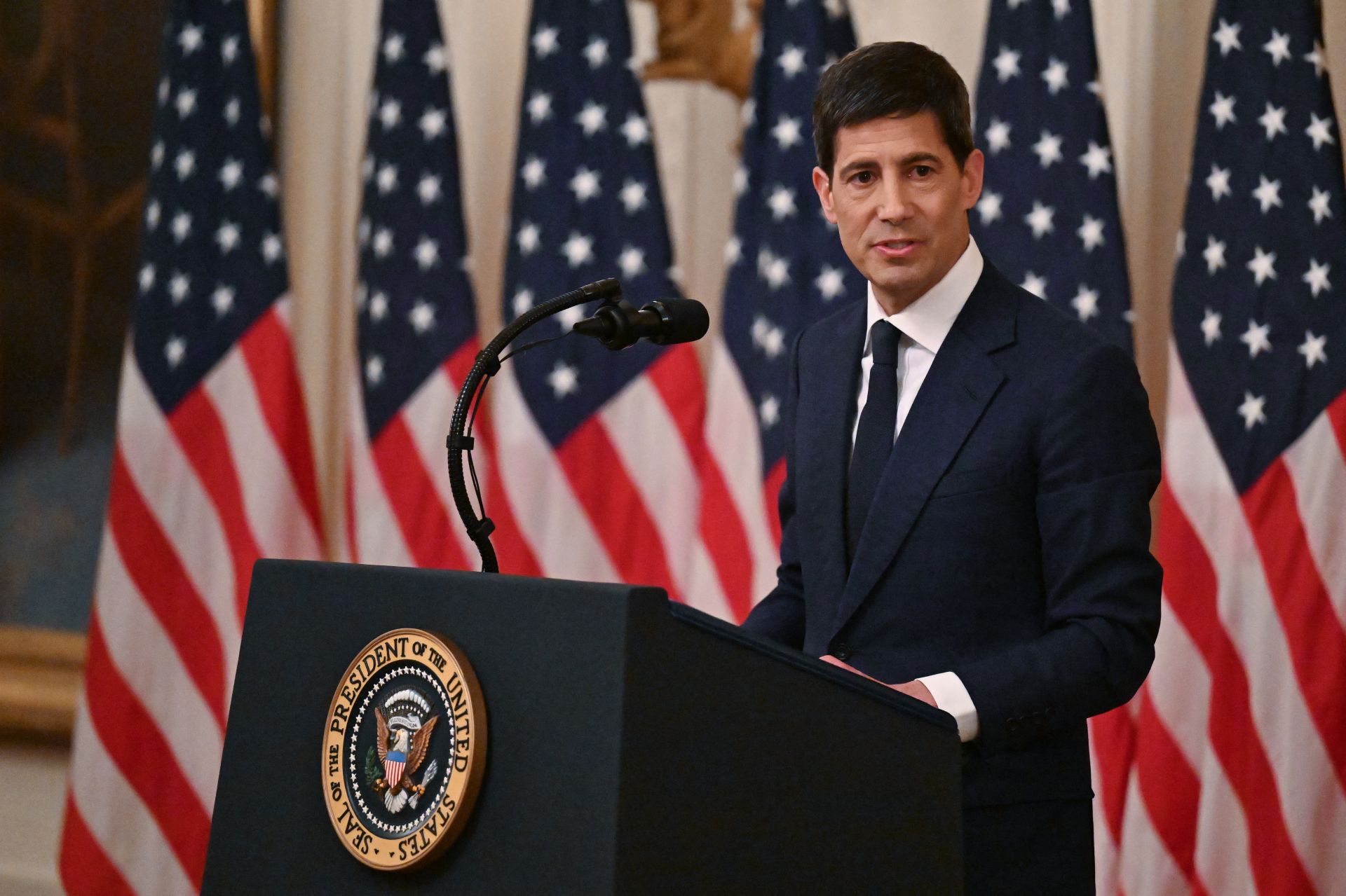 Warsh prête serment en présence de Trump avant d'attaquer les défis économiques de la Fed