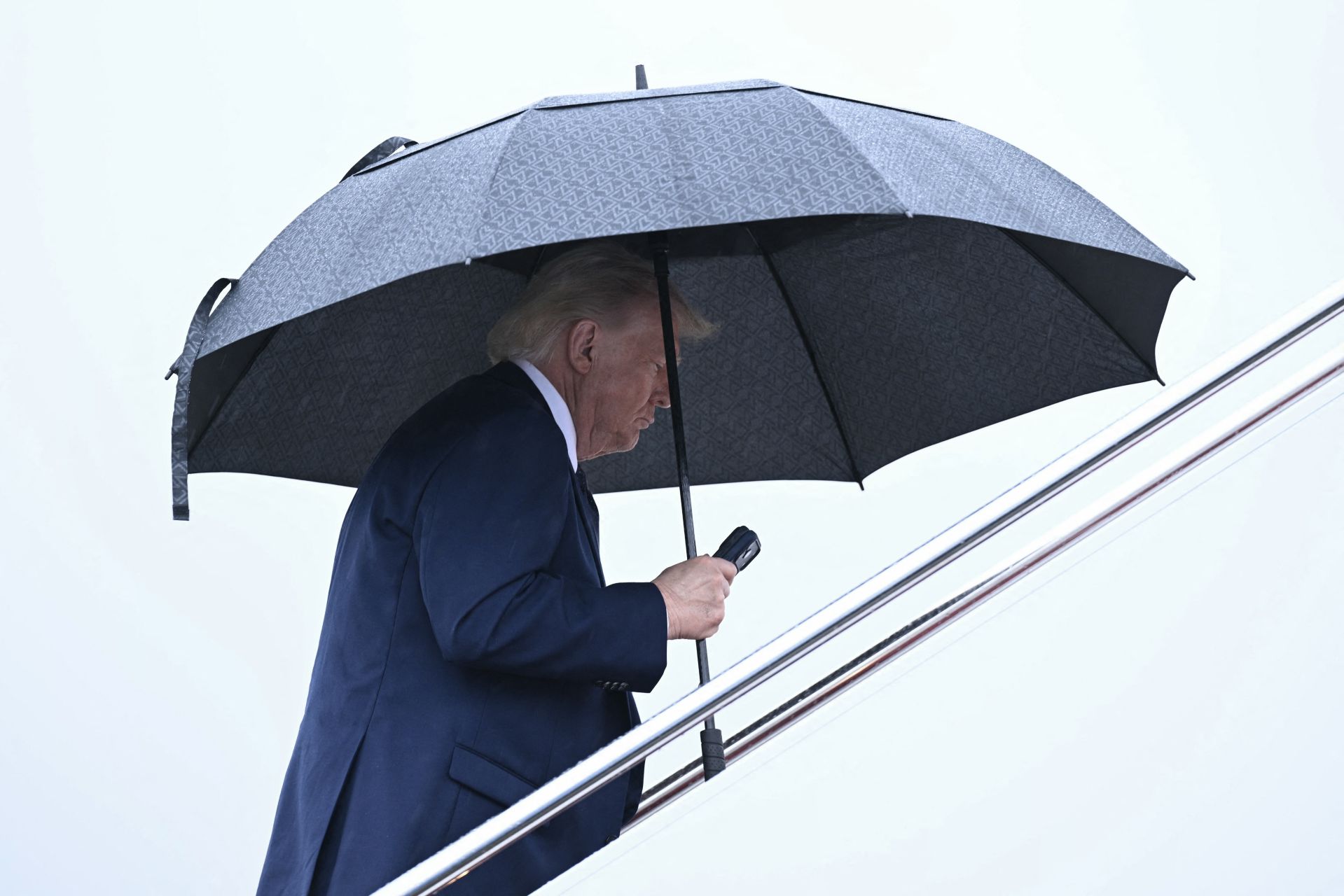 Trump confirme qu'il ratera le mariage de son fils alors que les négociations avec l'Iran continuent