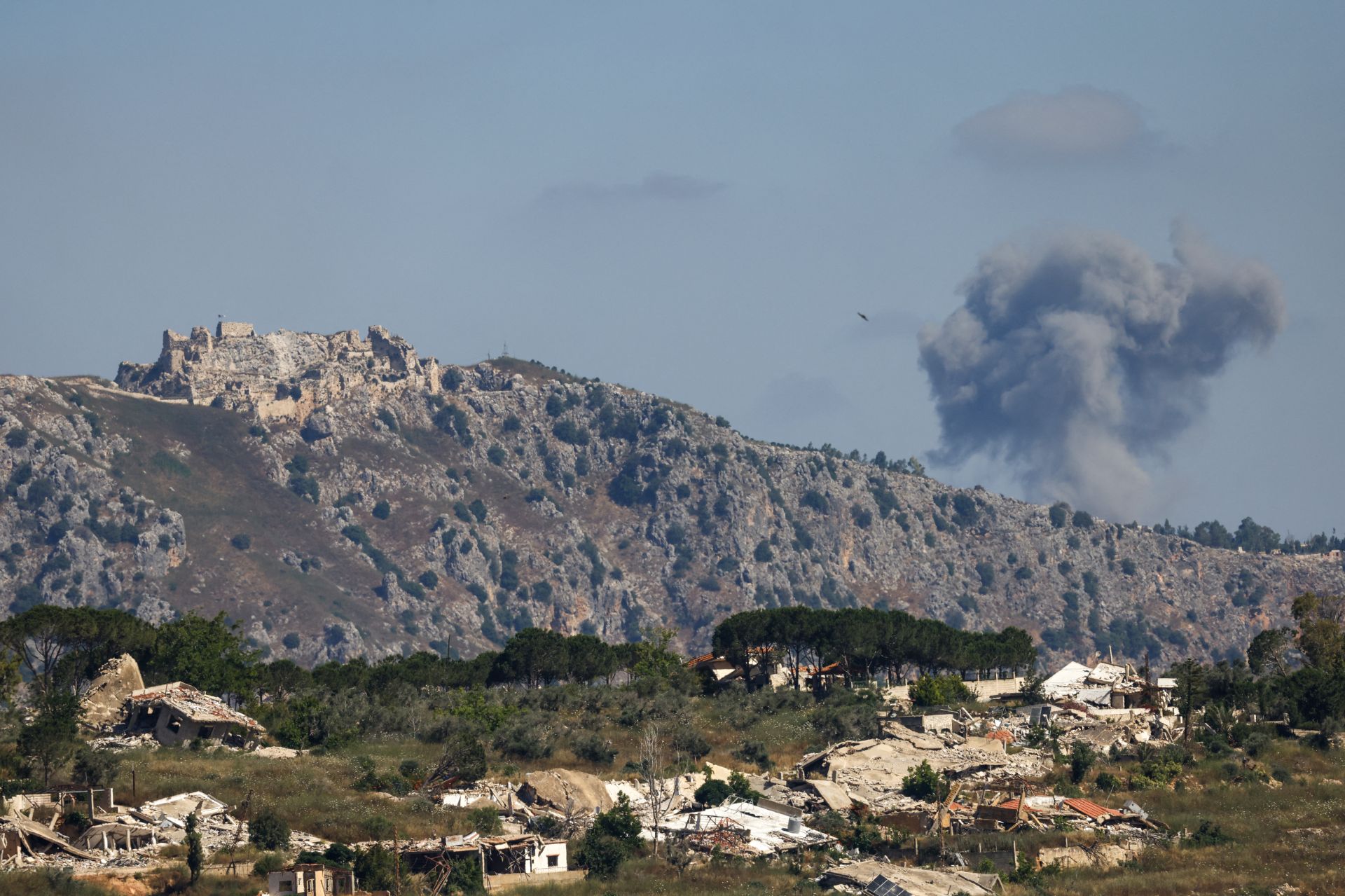 Cessez-le-feu Israël-Hezbollah: annonces contradictoires et poursuite des frappes au Liban-Sud