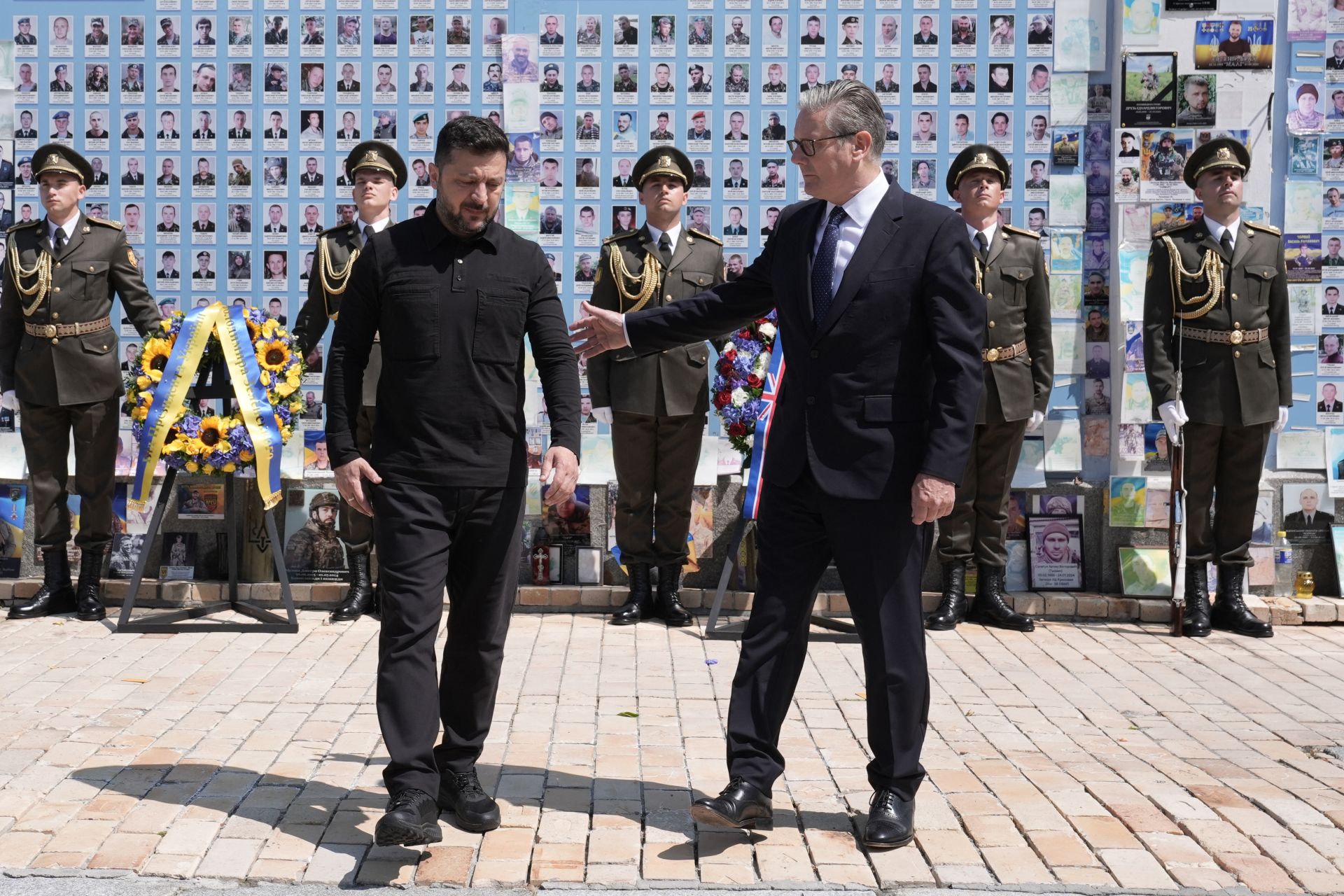 Starmer en Ukraine pour sa dernière visite officielle, avant de passer le flambeau à Burnham lundi