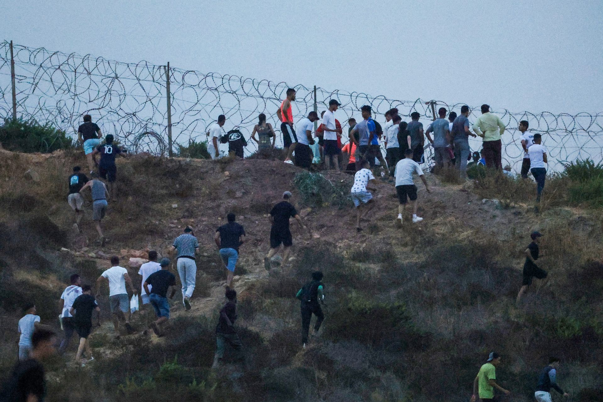 Plus de 60.000 migrants entrent illégalement dans l'enclave de Ceuta, l'Italie suspend la libre circulation avec l'Espagne