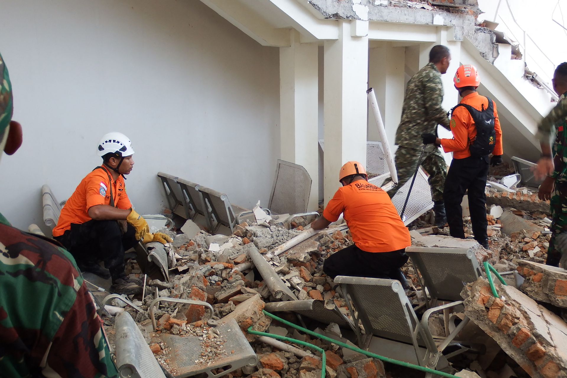 Séisme de magnitude 7,7 dans l'est de l'Indonésie: au moins 38 morts
