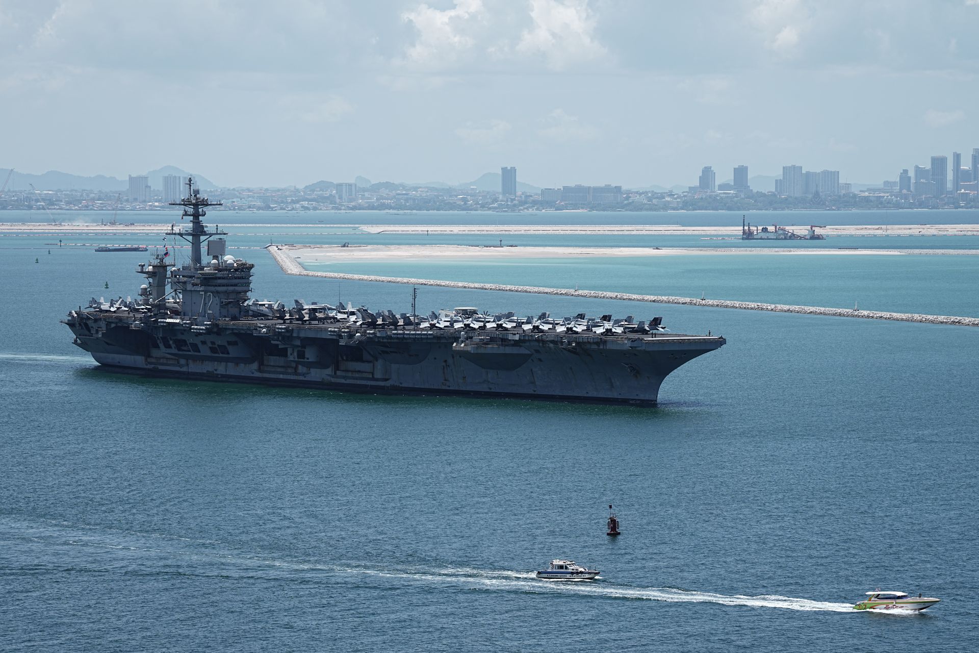 Le porte-avions américain Abraham Lincoln quitte la Thaïlande