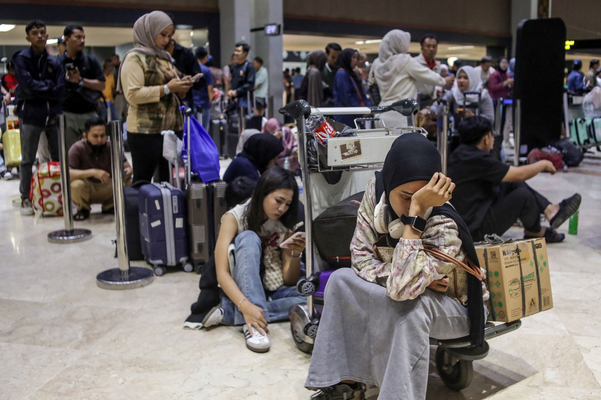 Indonésie: les vols suspendus dans six aéroports après une éruption volcanique