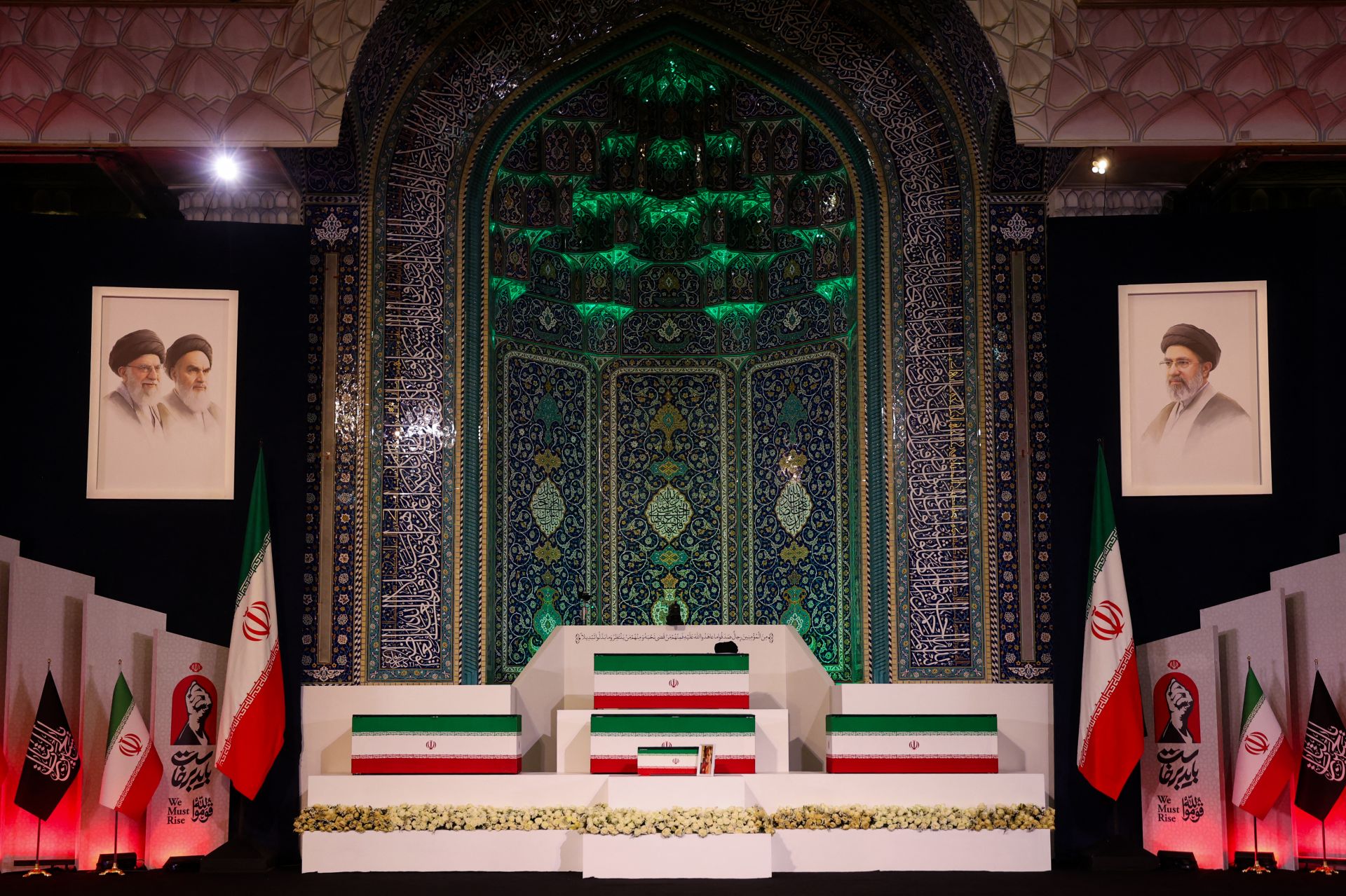La dépouille du guide suprême Khamenei est arrivée sur le lieu de ses funérailles à Téhéran
