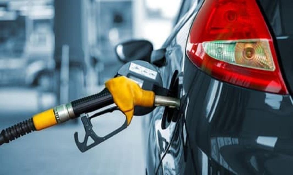 Carburants: les professionnels rassurent, les agriculteurs menacent de bloquer les routes