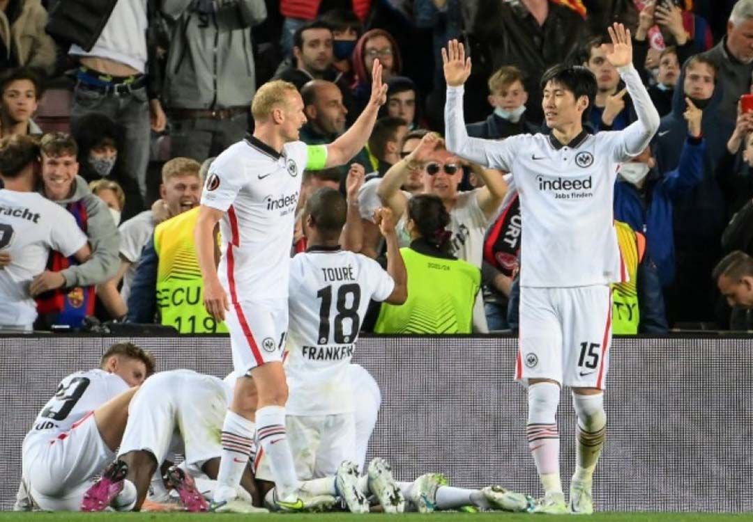 L'Eintracht terrasse le Barça et file en demies