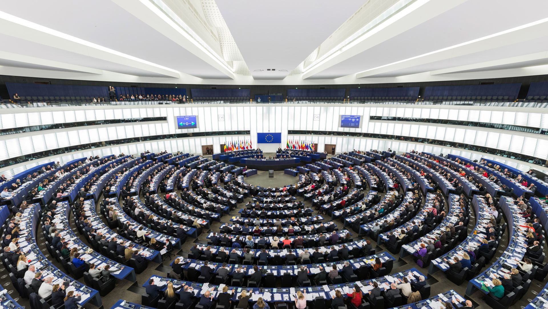 Le Parlement européen approuve le prêt de 90 milliards d'euros à l'Ukraine