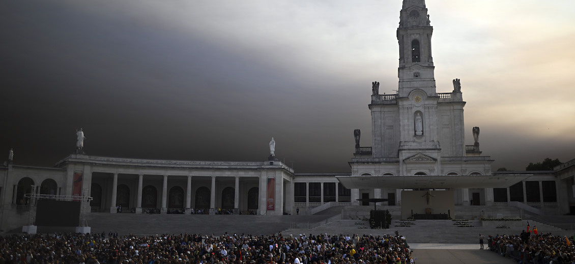 Le pape visite le sanctuaire de Fatima avec plus de 200.000 fidèles