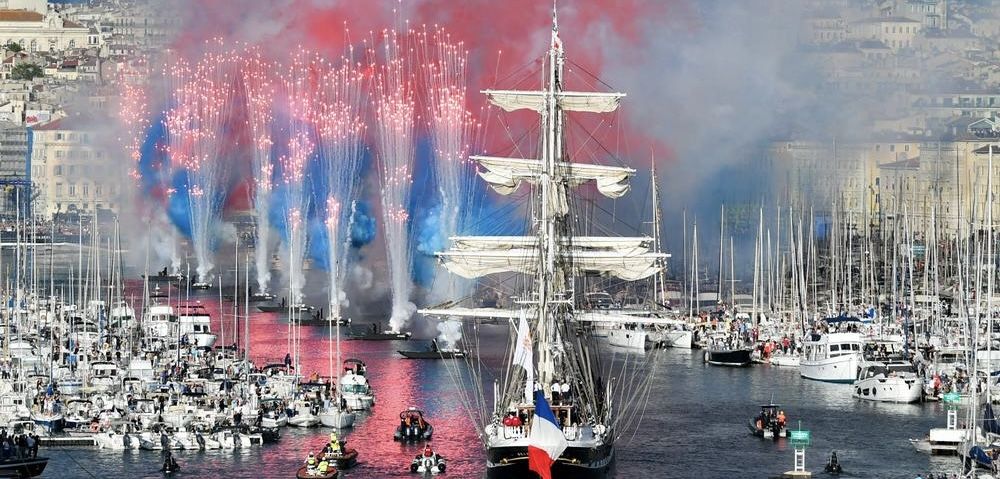 JO-2024: la flamme olympique arrive en France et embrase Marseille