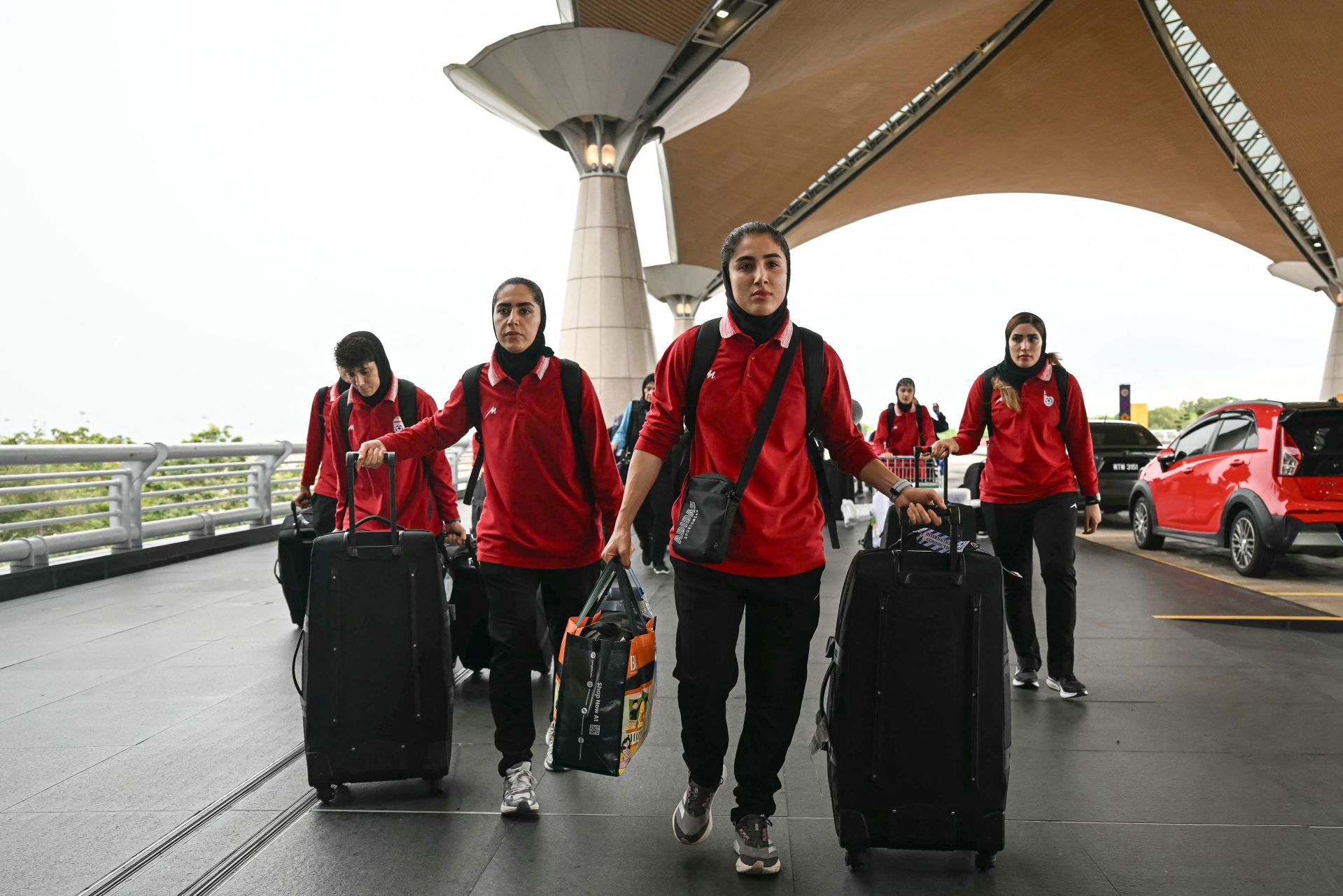 Iran: l'équipe féminine de foot célébrée à Téhéran après son retour d'Australie