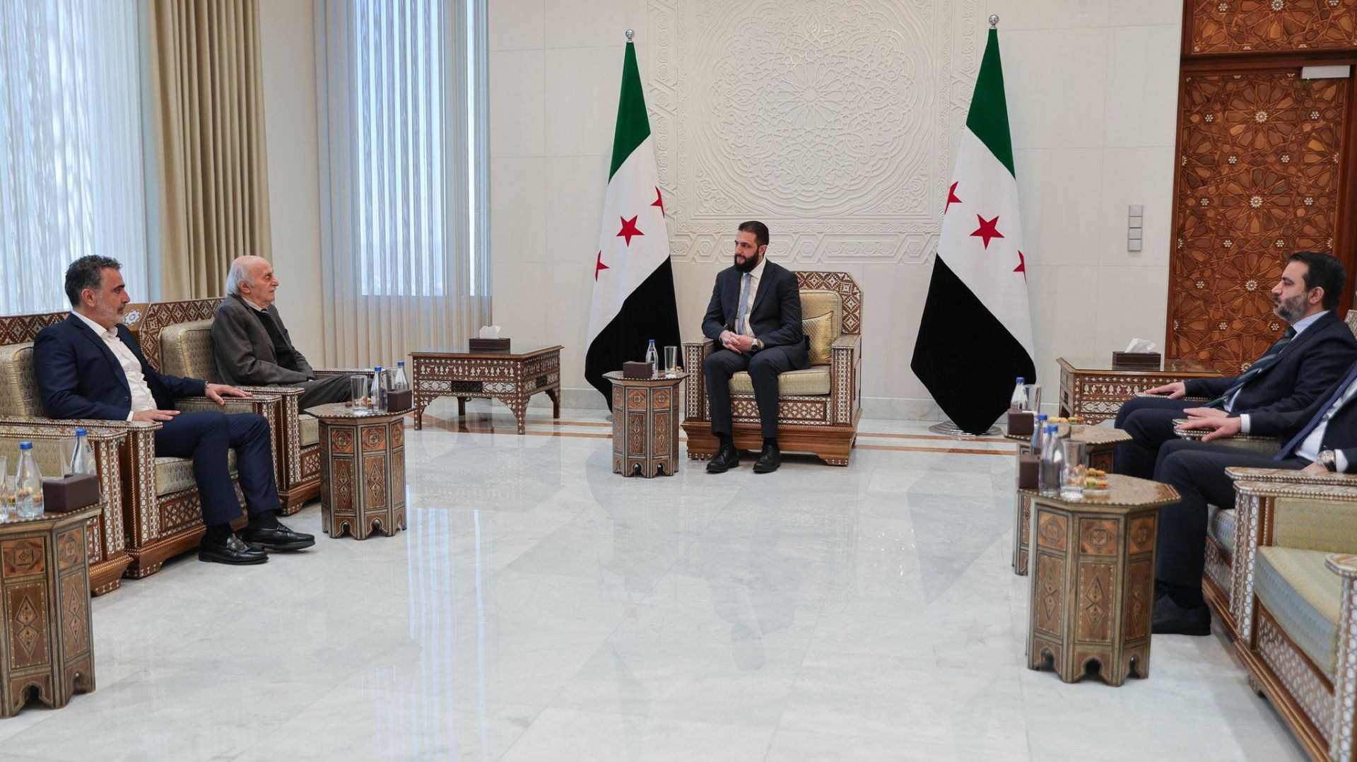 Joumblatt rencontre Al-Charraa et appelle à la responsabilité face aux tensions en Syrie