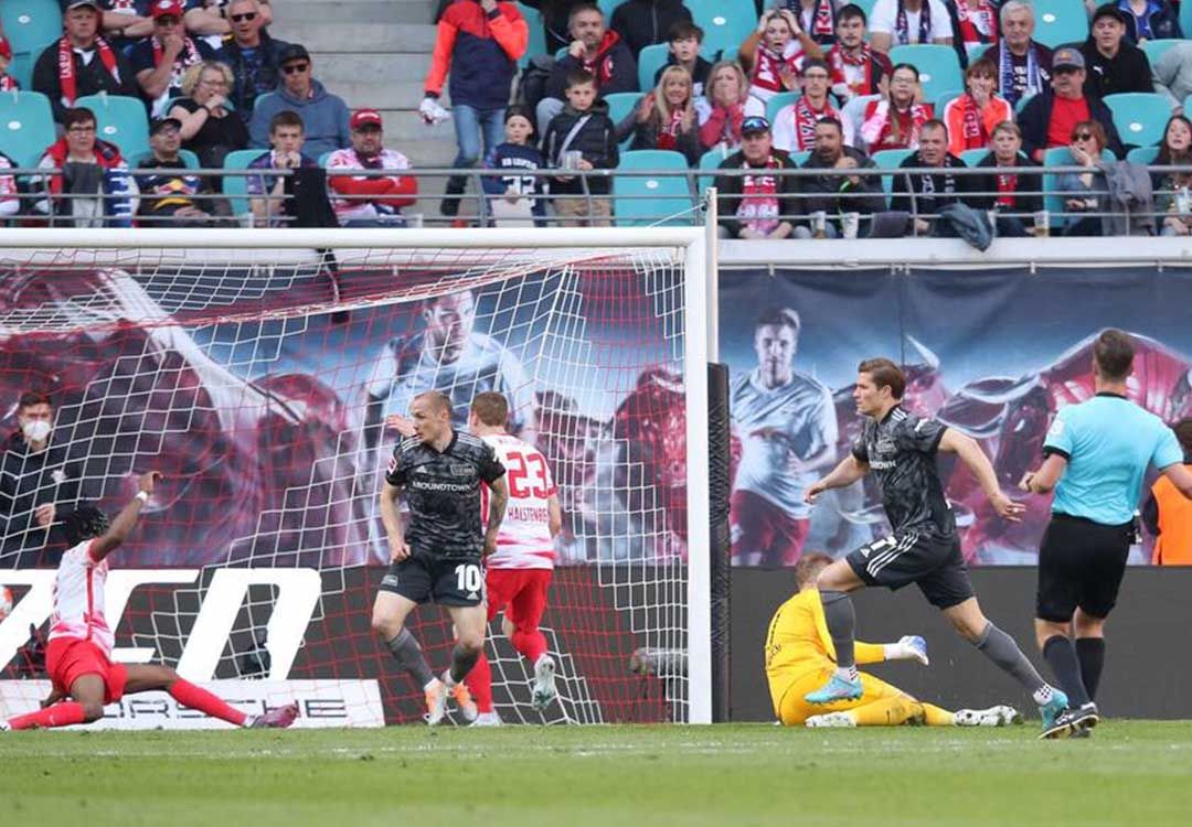 Leipzig craque et tombe du podium, où monte Leverkusen